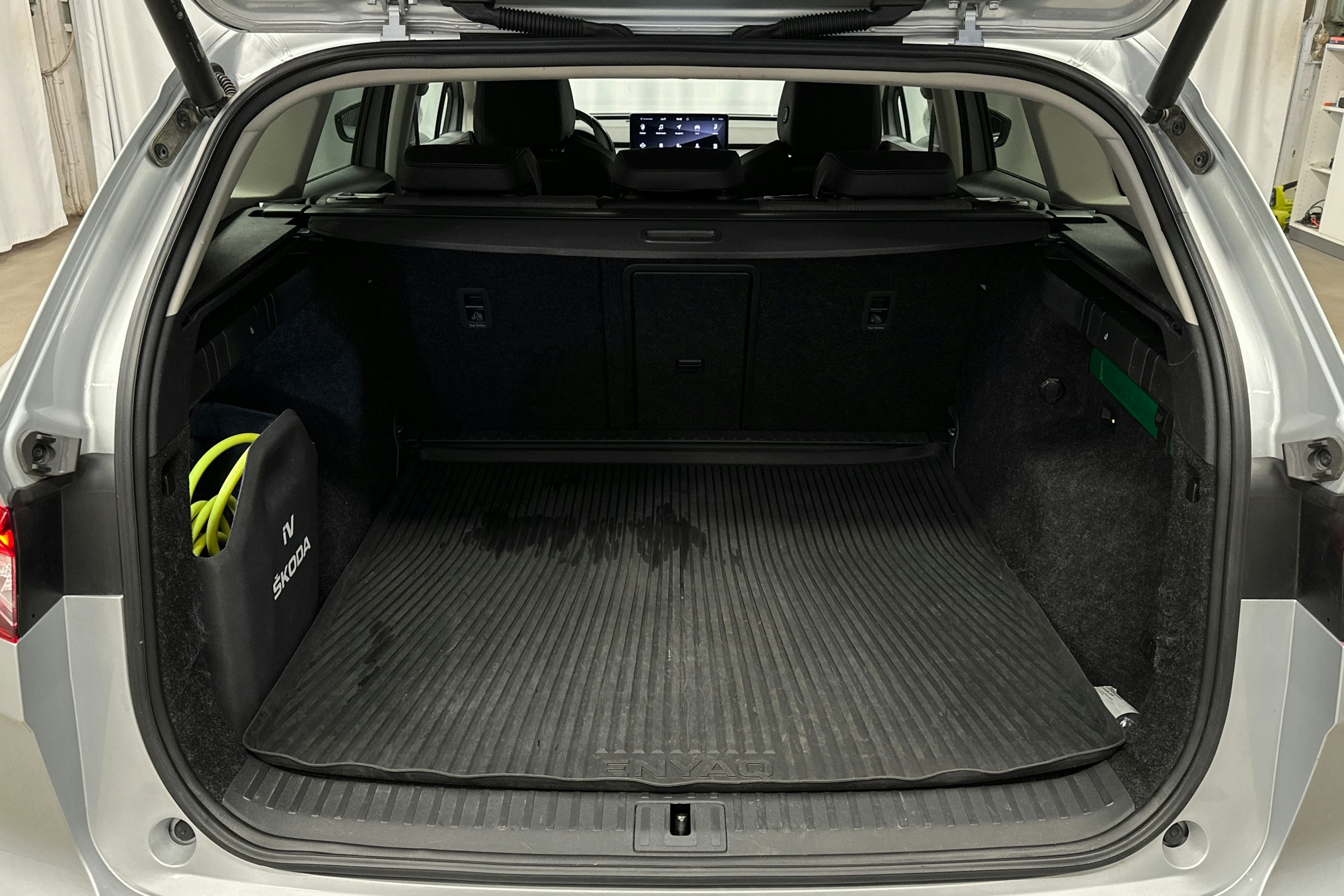 harmaa Skoda Enyaq 2022 kuva 14.