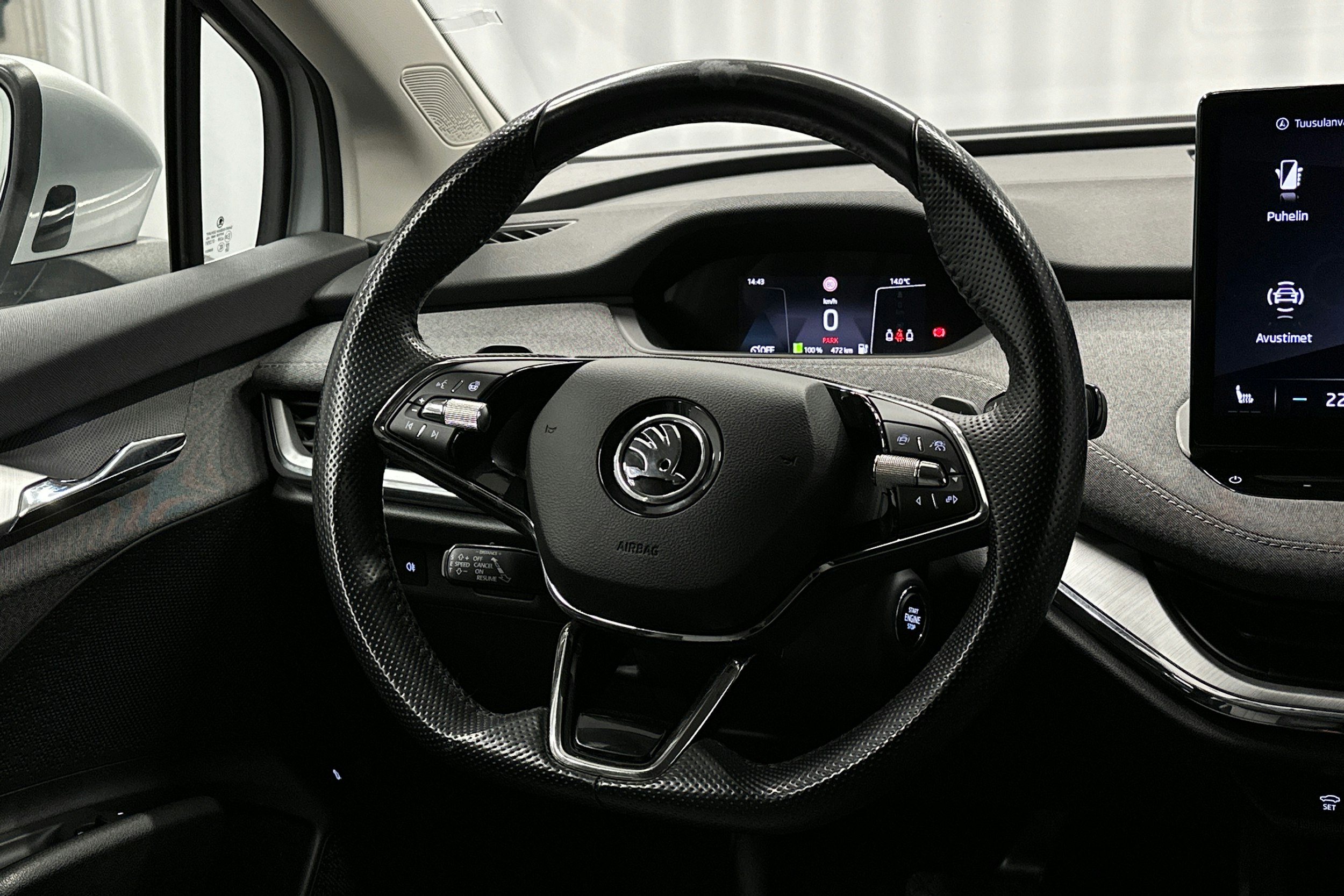 harmaa Skoda Enyaq 2022 kuva 18.