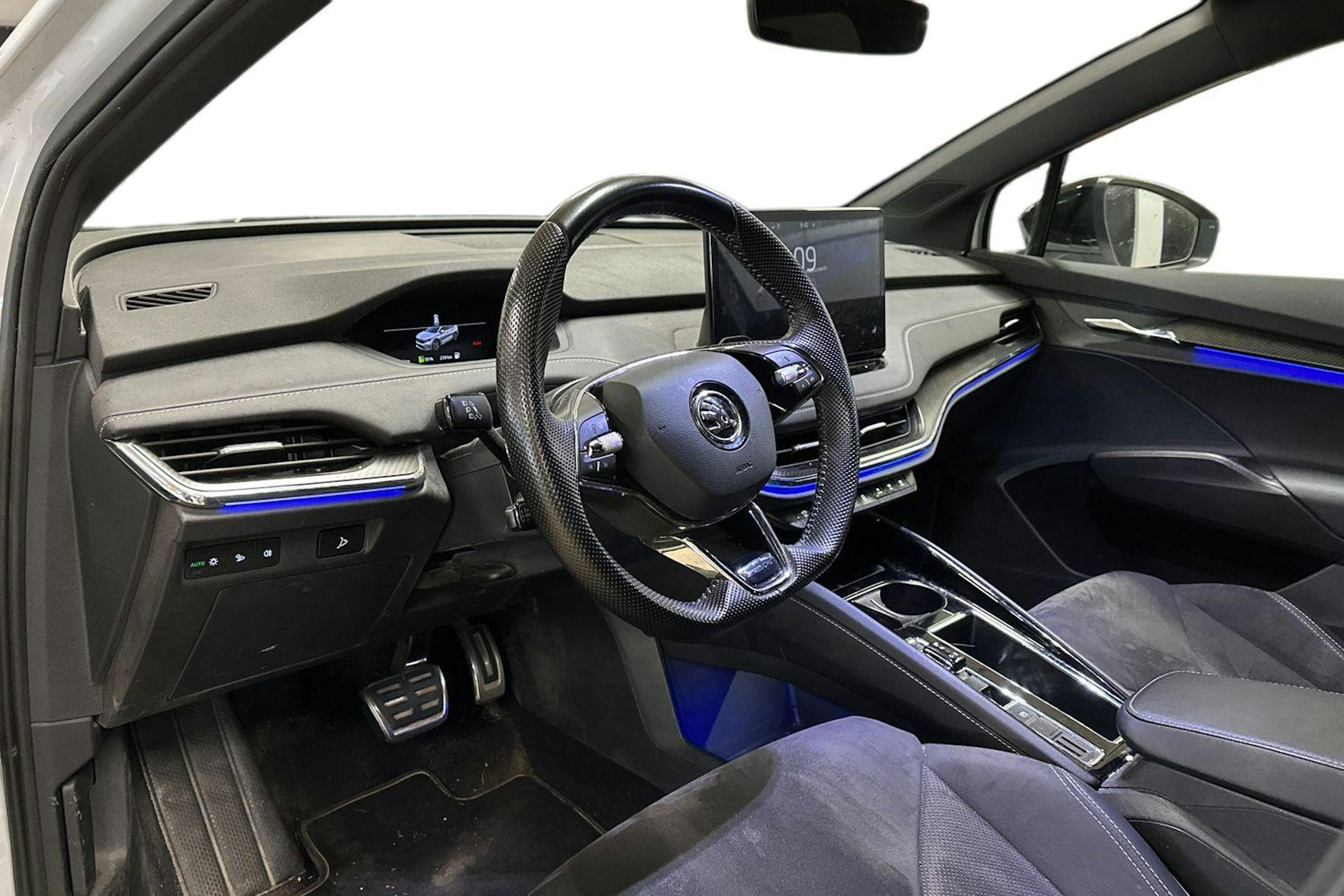 valkoinen Skoda Enyaq 2022 kuva 3.
