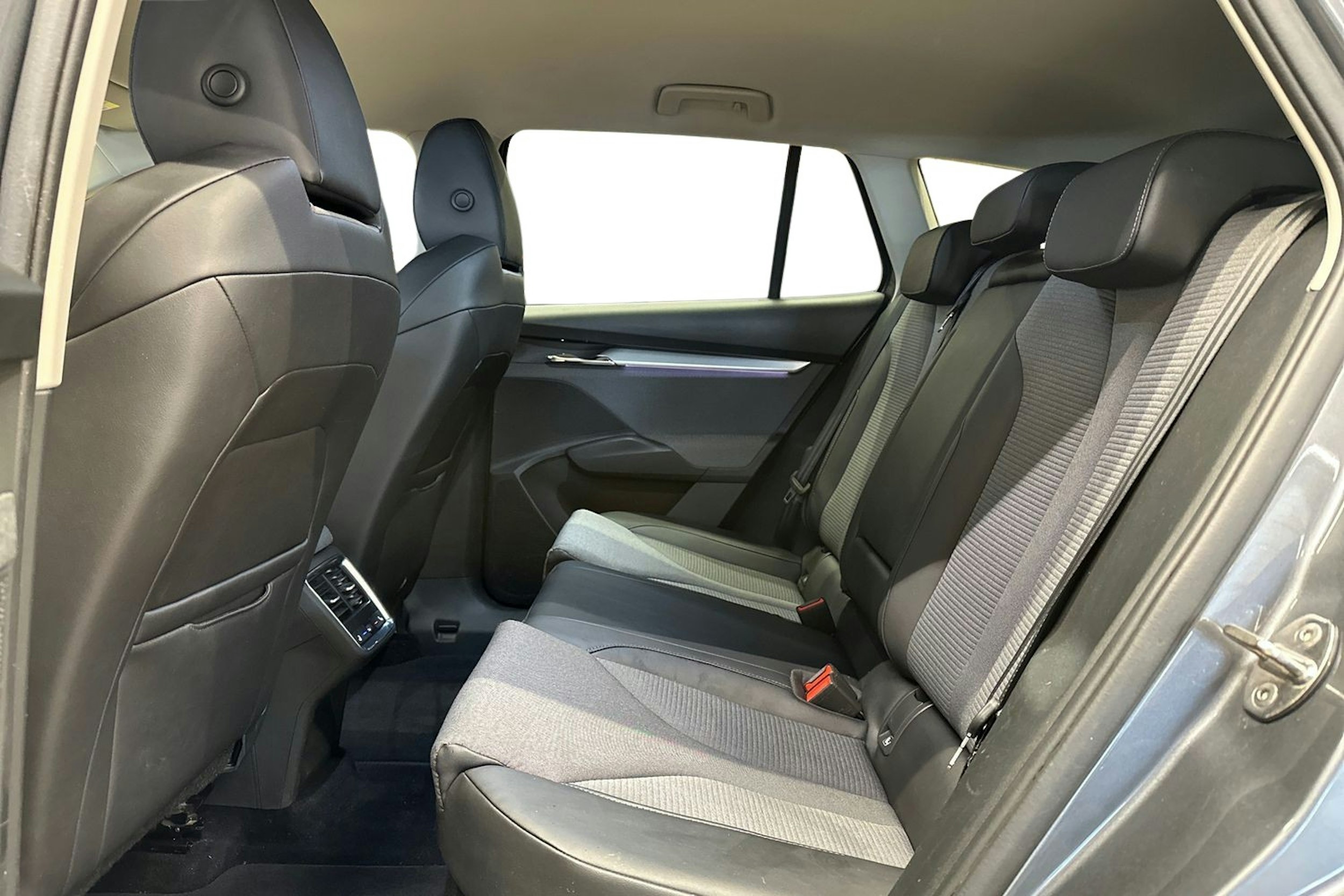 harmaa Skoda Enyaq 2022 kuva 10.
