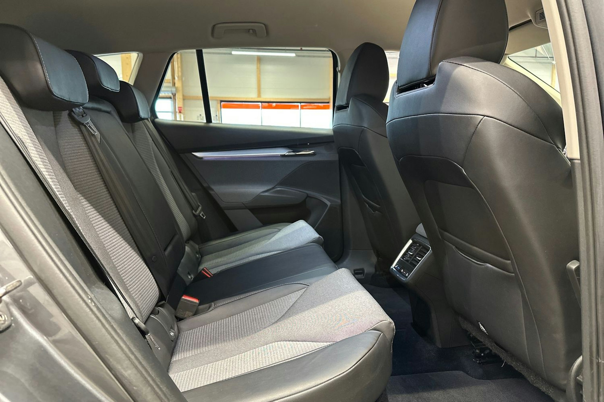 harmaa Skoda Enyaq 2022 kuva 14.
