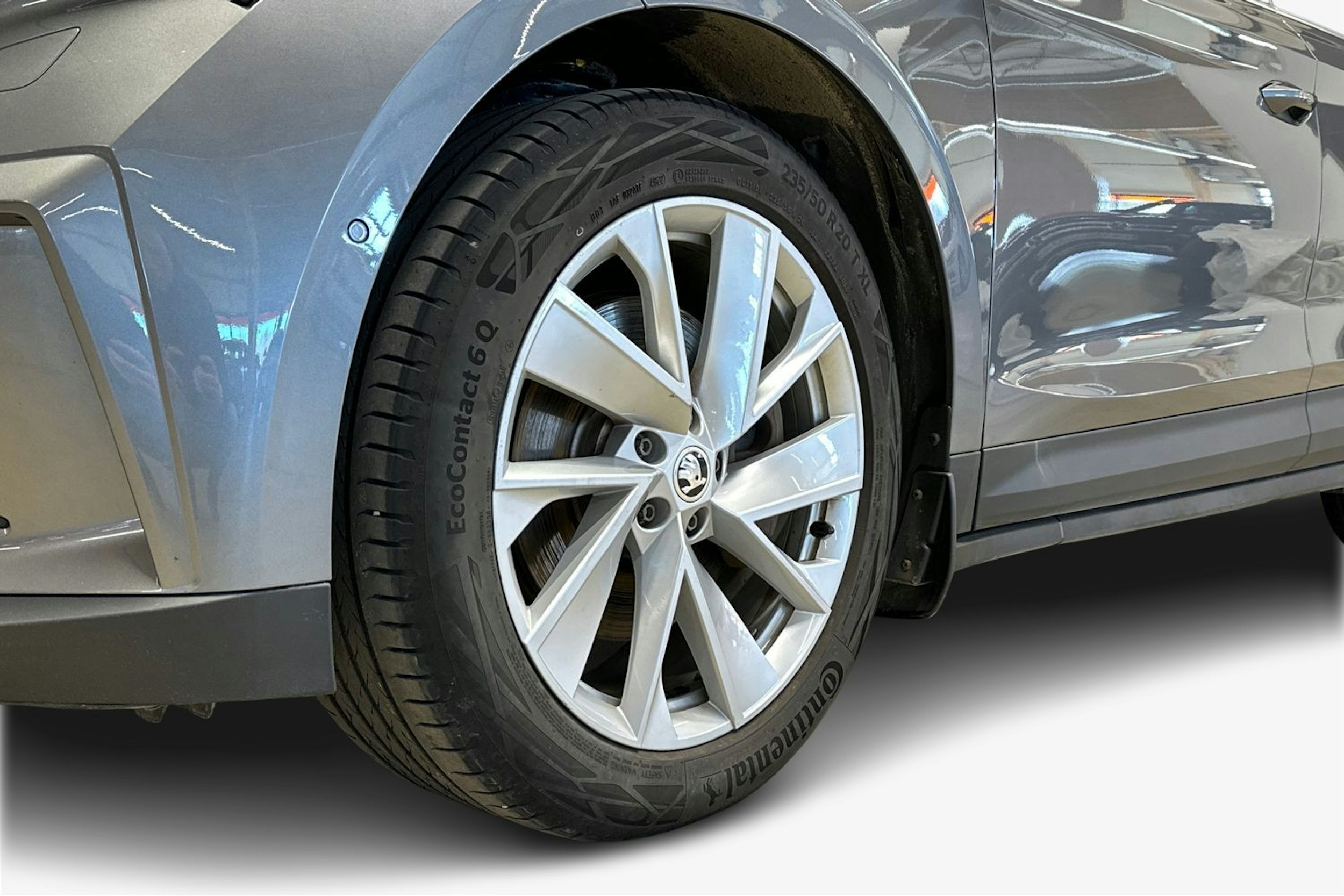 harmaa Skoda Enyaq 2022 kuva 17.