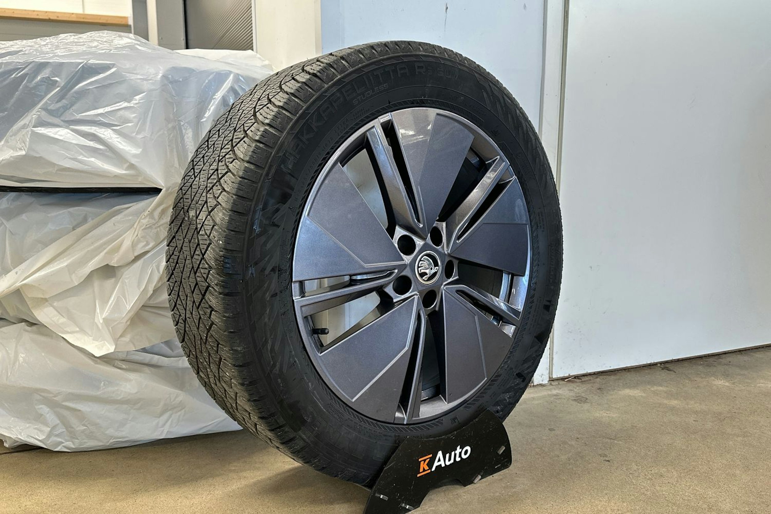 harmaa Skoda Enyaq 2022 kuva 18.