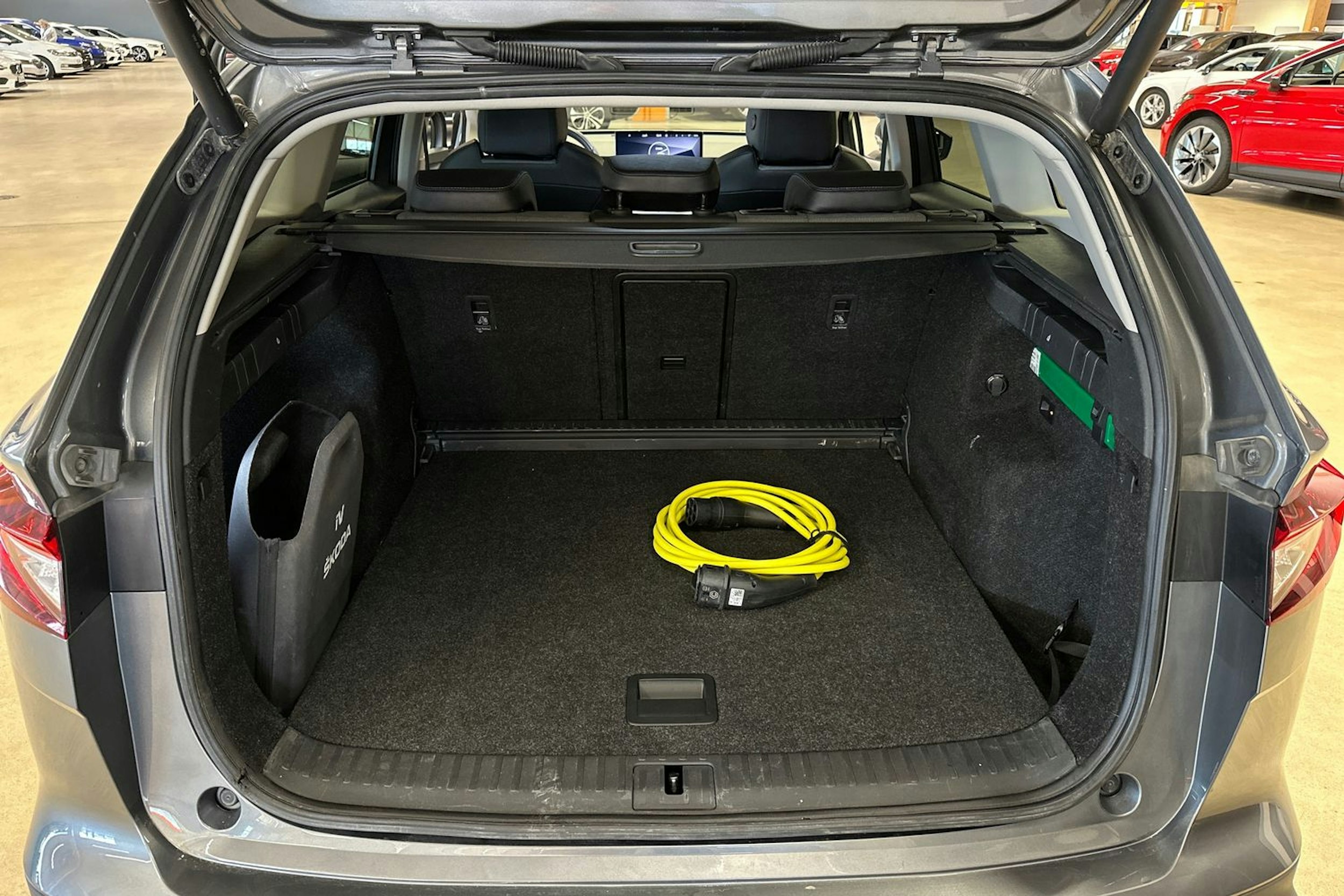 harmaa Skoda Enyaq 2022 kuva 33.