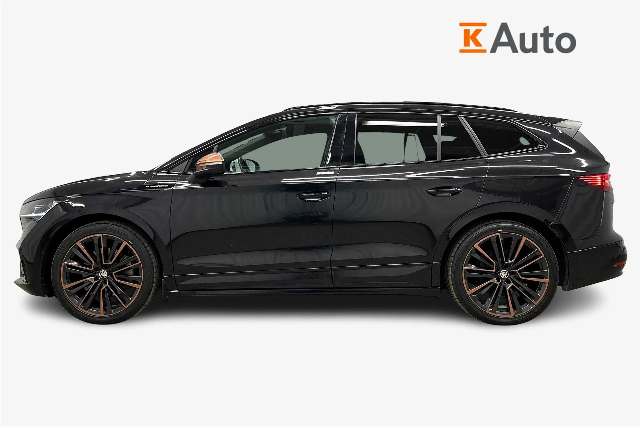 musta Skoda Enyaq 2022 kuva 5.