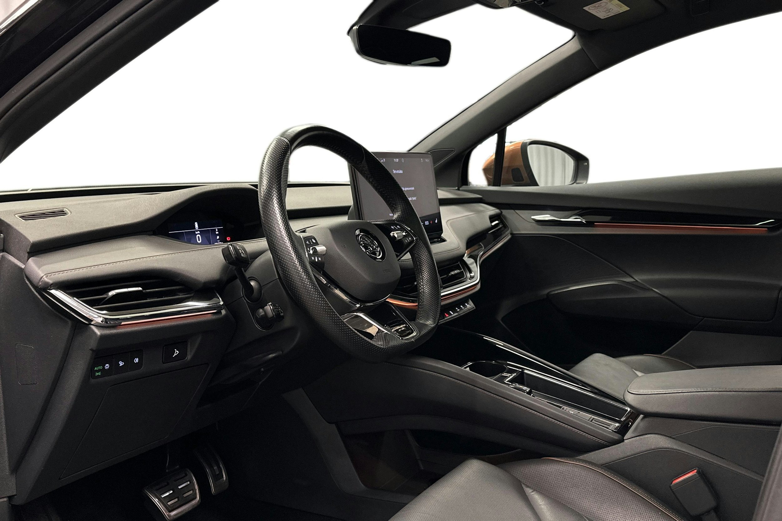 musta Skoda Enyaq 2022 kuva 6.