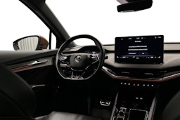 musta Skoda Enyaq 2022 kuva 7.