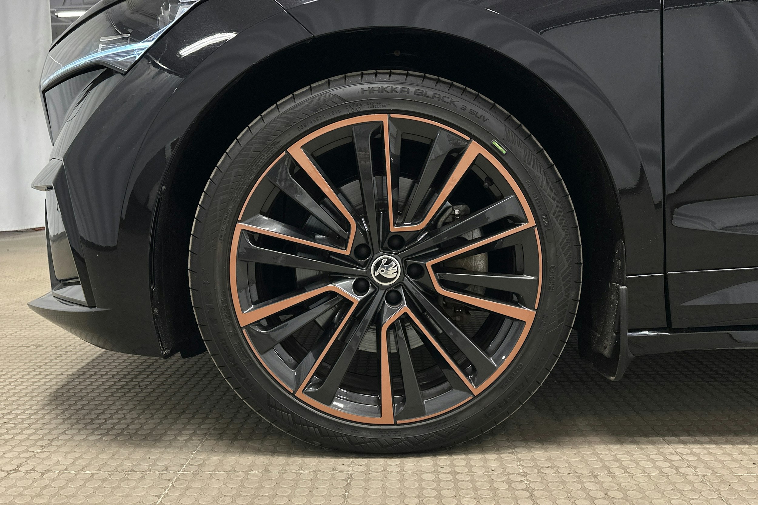 musta Skoda Enyaq 2022 kuva 9.