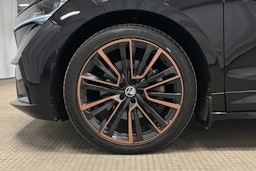 musta Skoda Enyaq 2022 kuva 9.