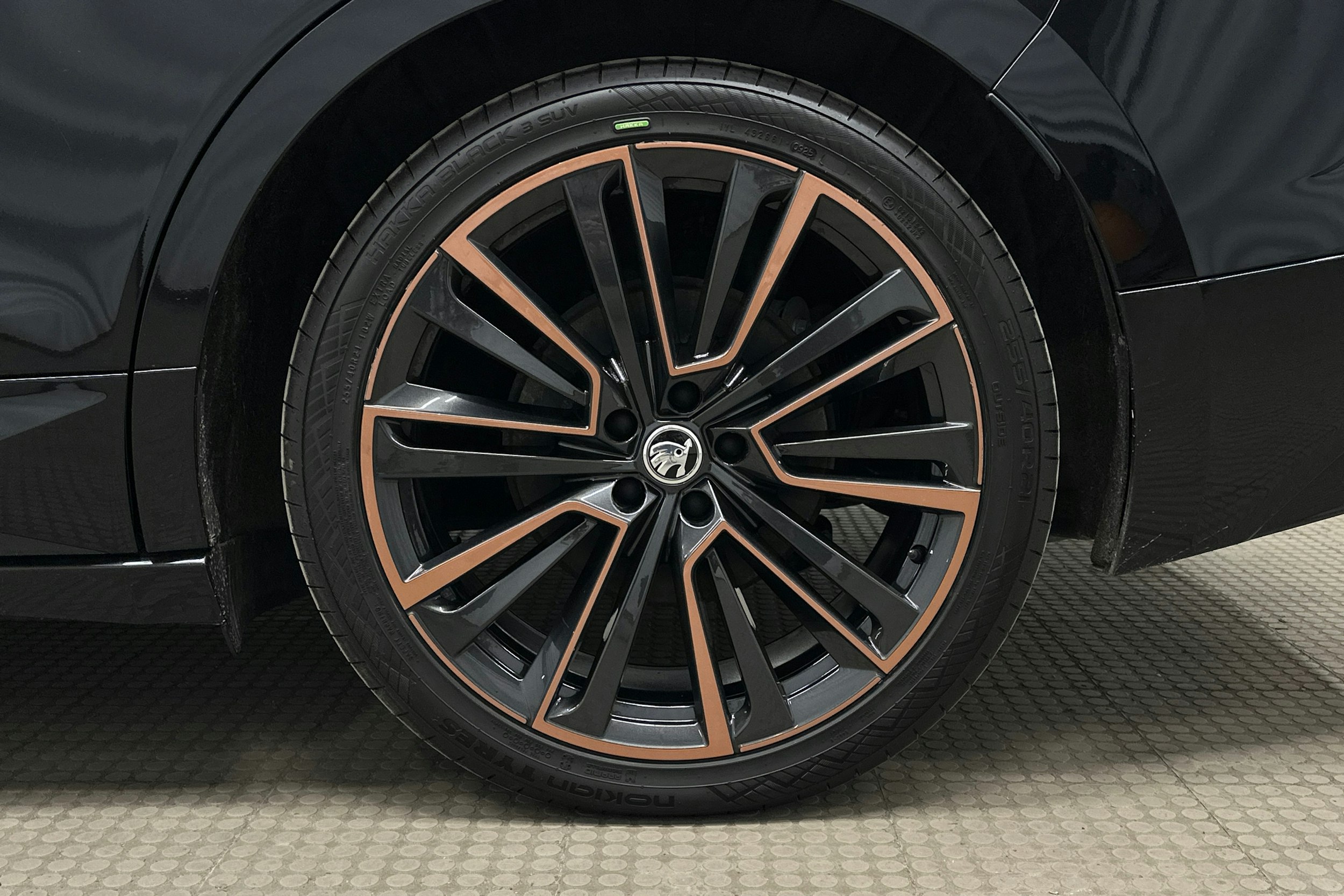 musta Skoda Enyaq 2022 kuva 10.