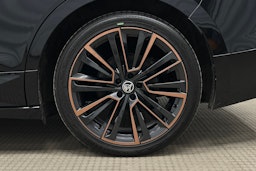 musta Skoda Enyaq 2022 kuva 10.