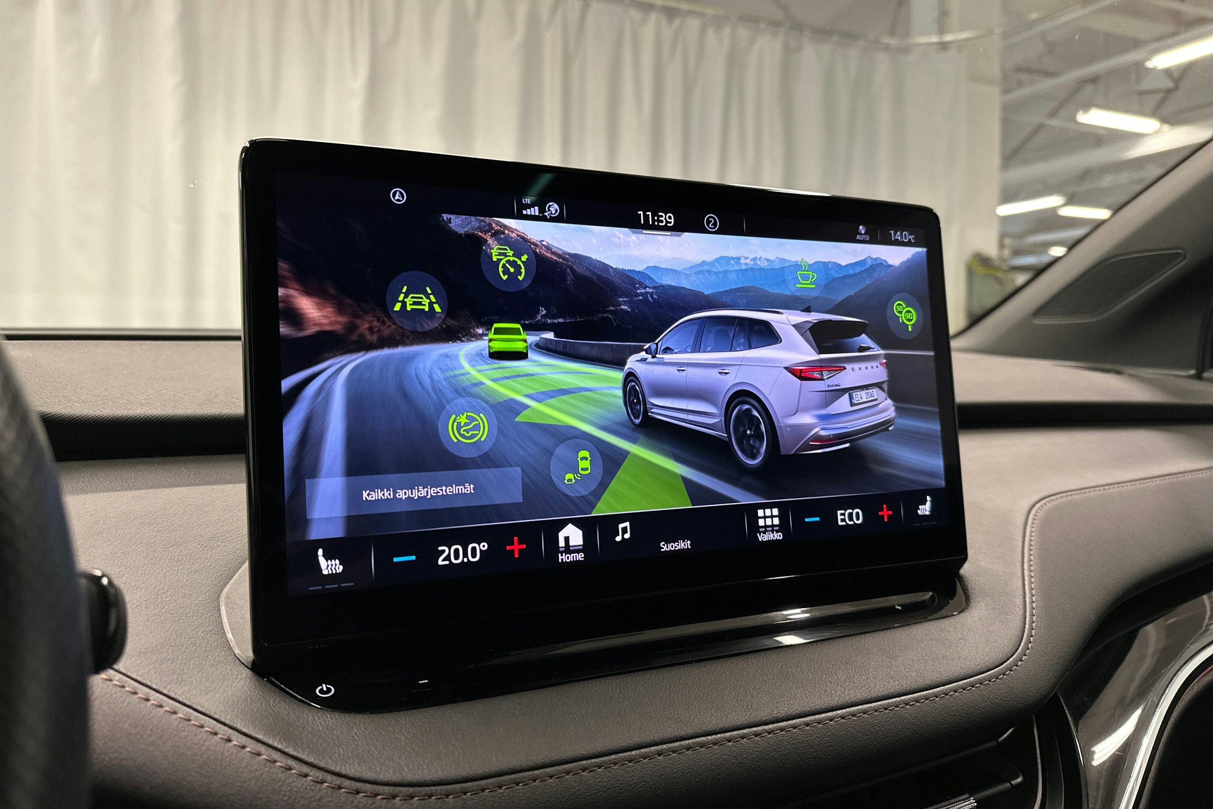 musta Skoda Enyaq 2022 kuva 17.