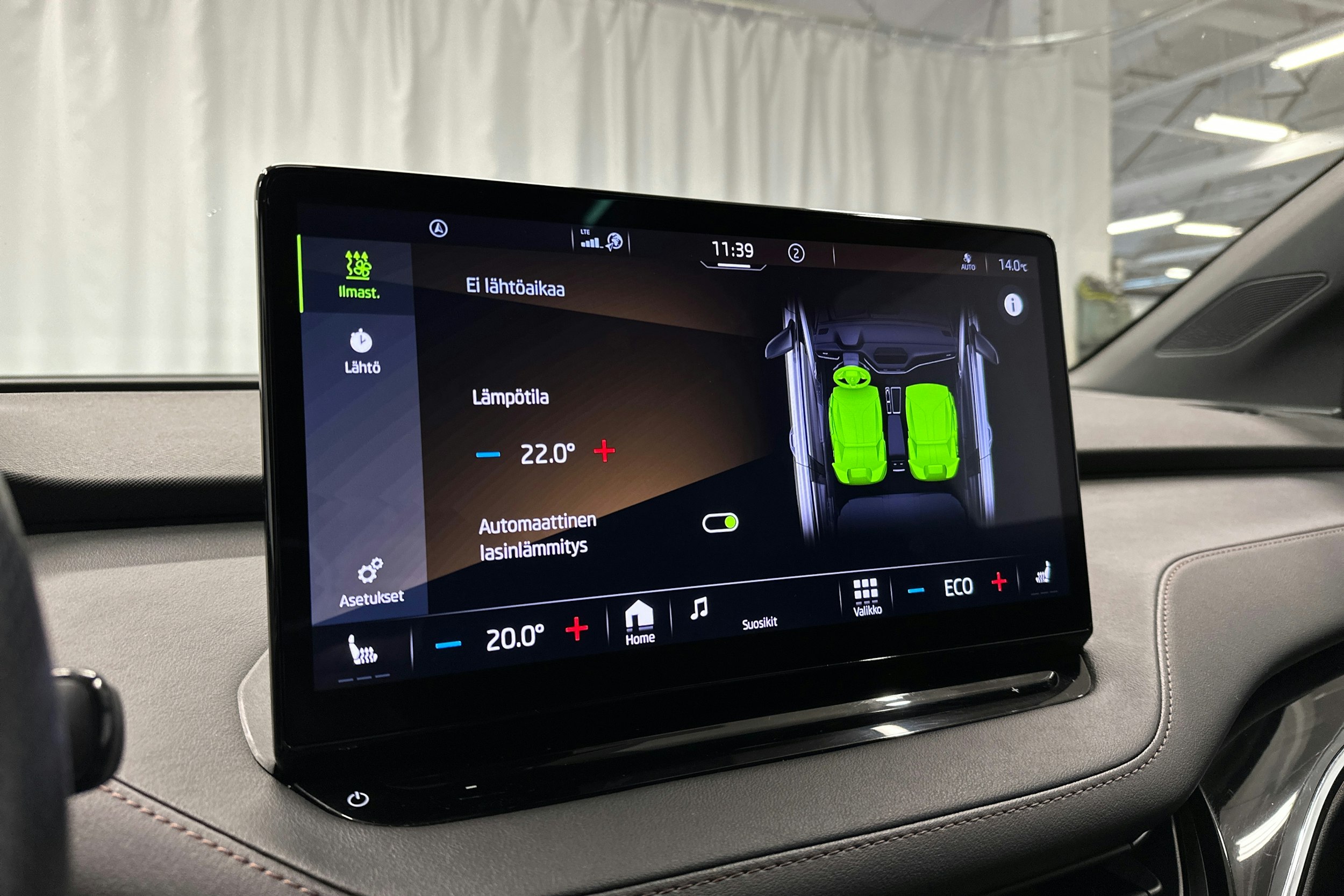 musta Skoda Enyaq 2022 kuva 19.