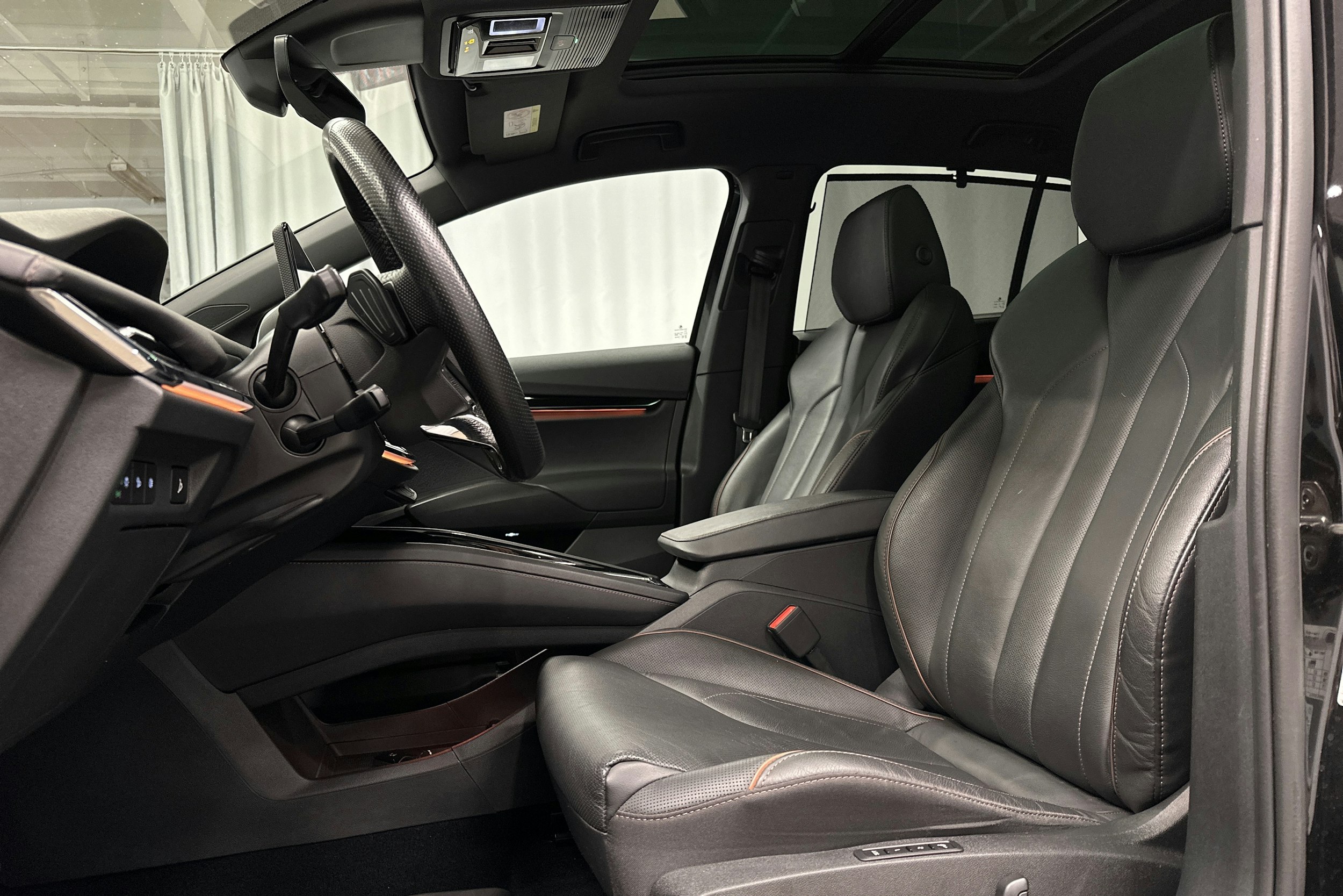 musta Skoda Enyaq 2022 kuva 23.