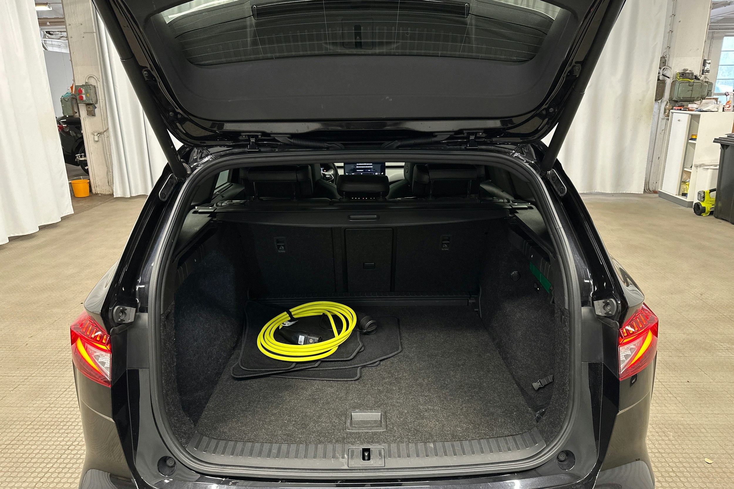 musta Skoda Enyaq 2022 kuva 28.