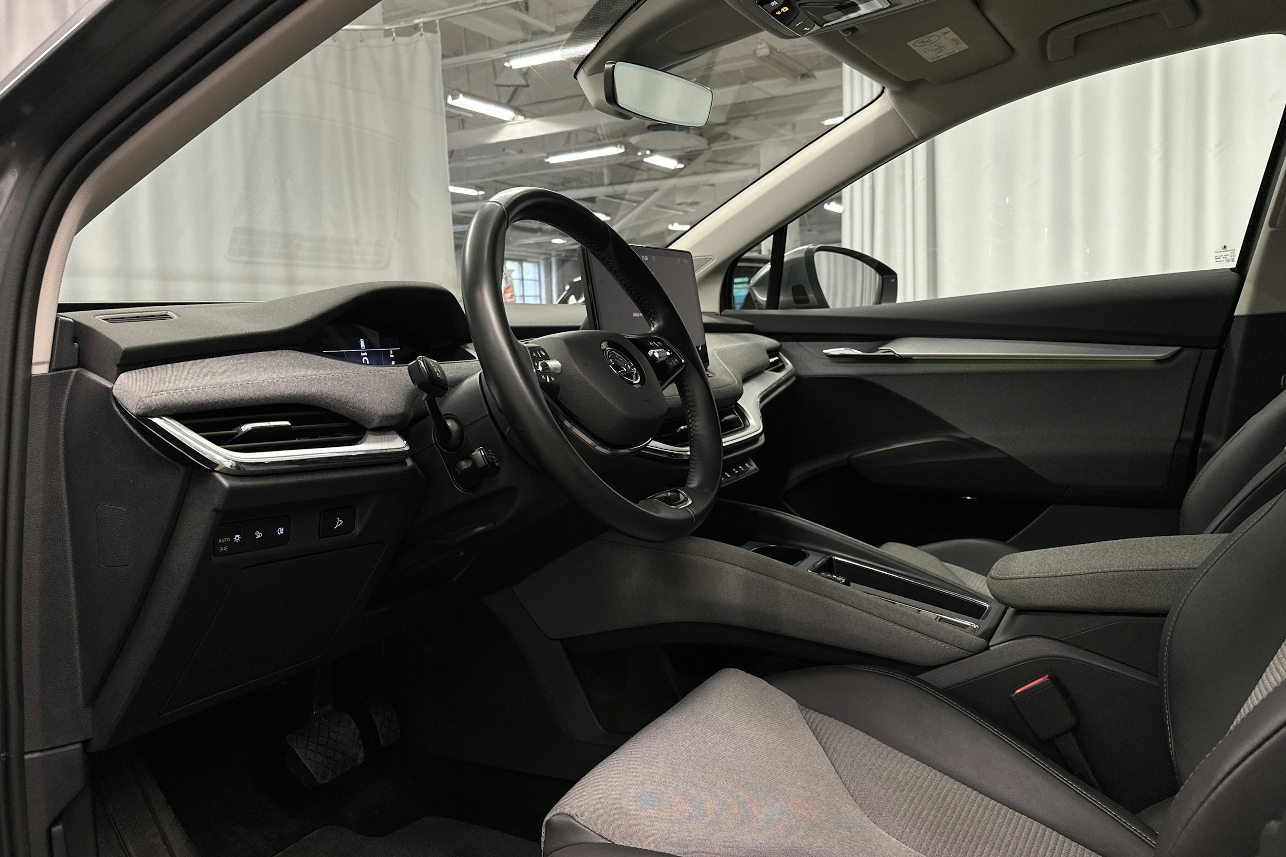 harmaa Skoda Enyaq 2022 kuva 7.