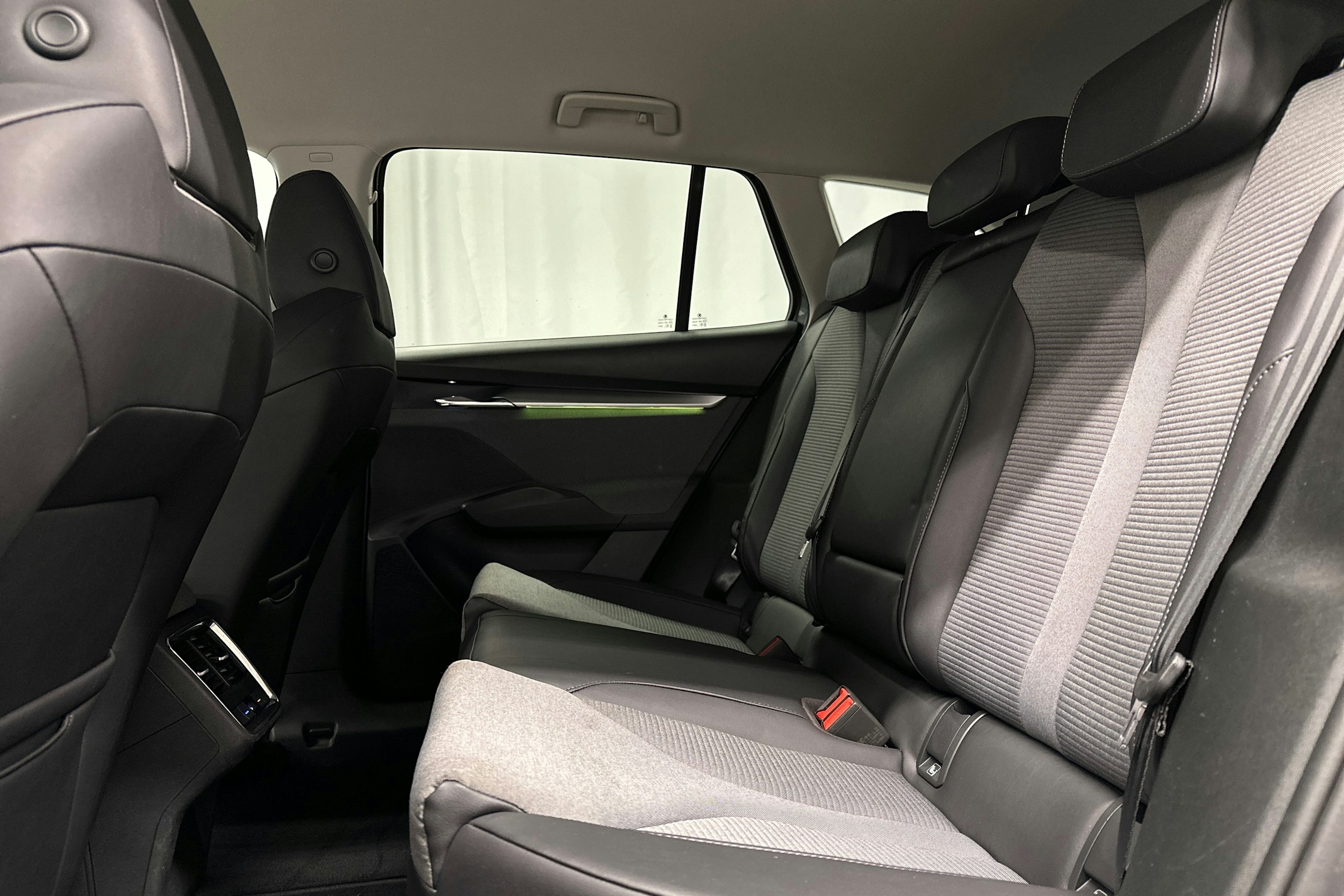harmaa Skoda Enyaq 2022 kuva 10.