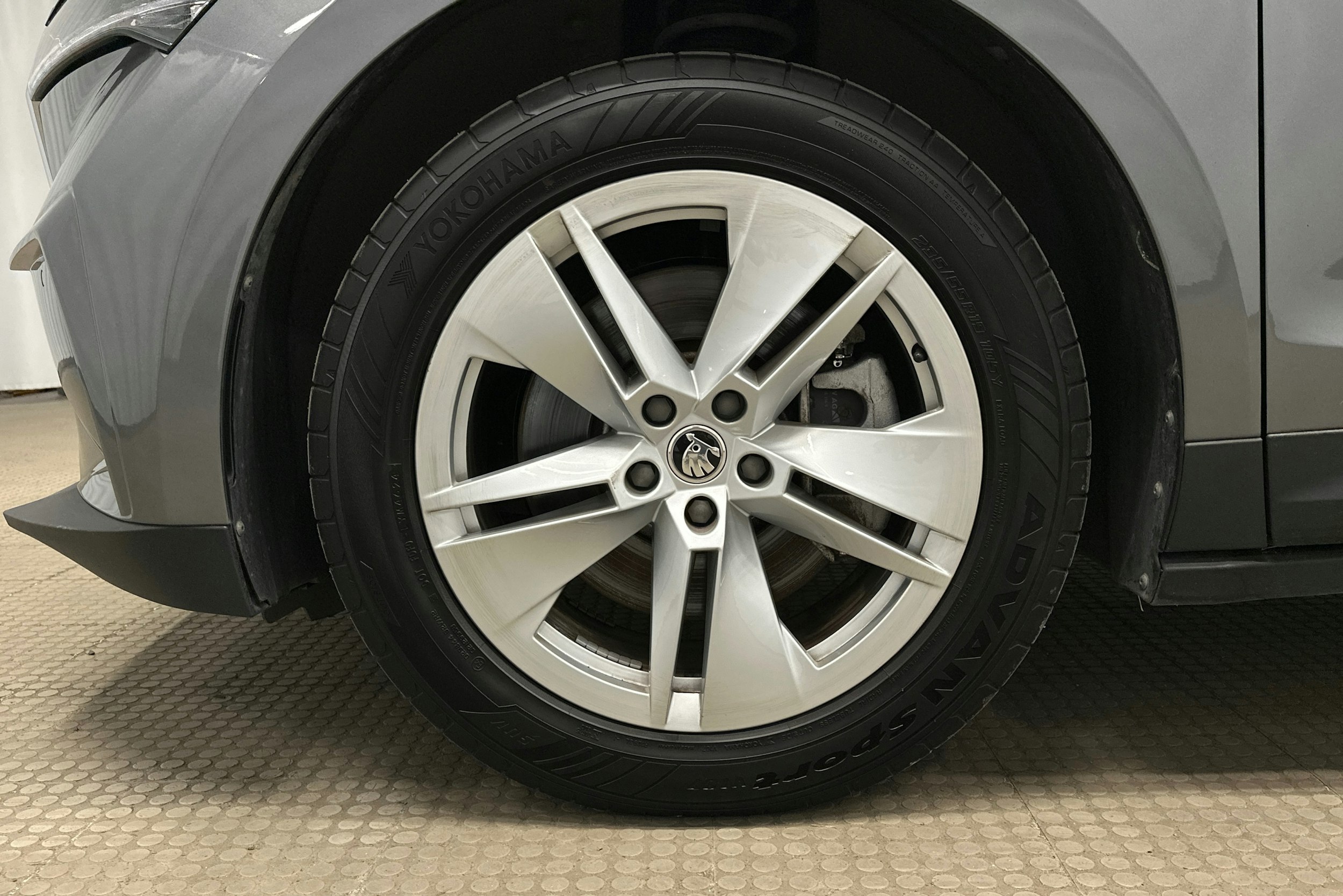 harmaa Skoda Enyaq 2022 kuva 11.