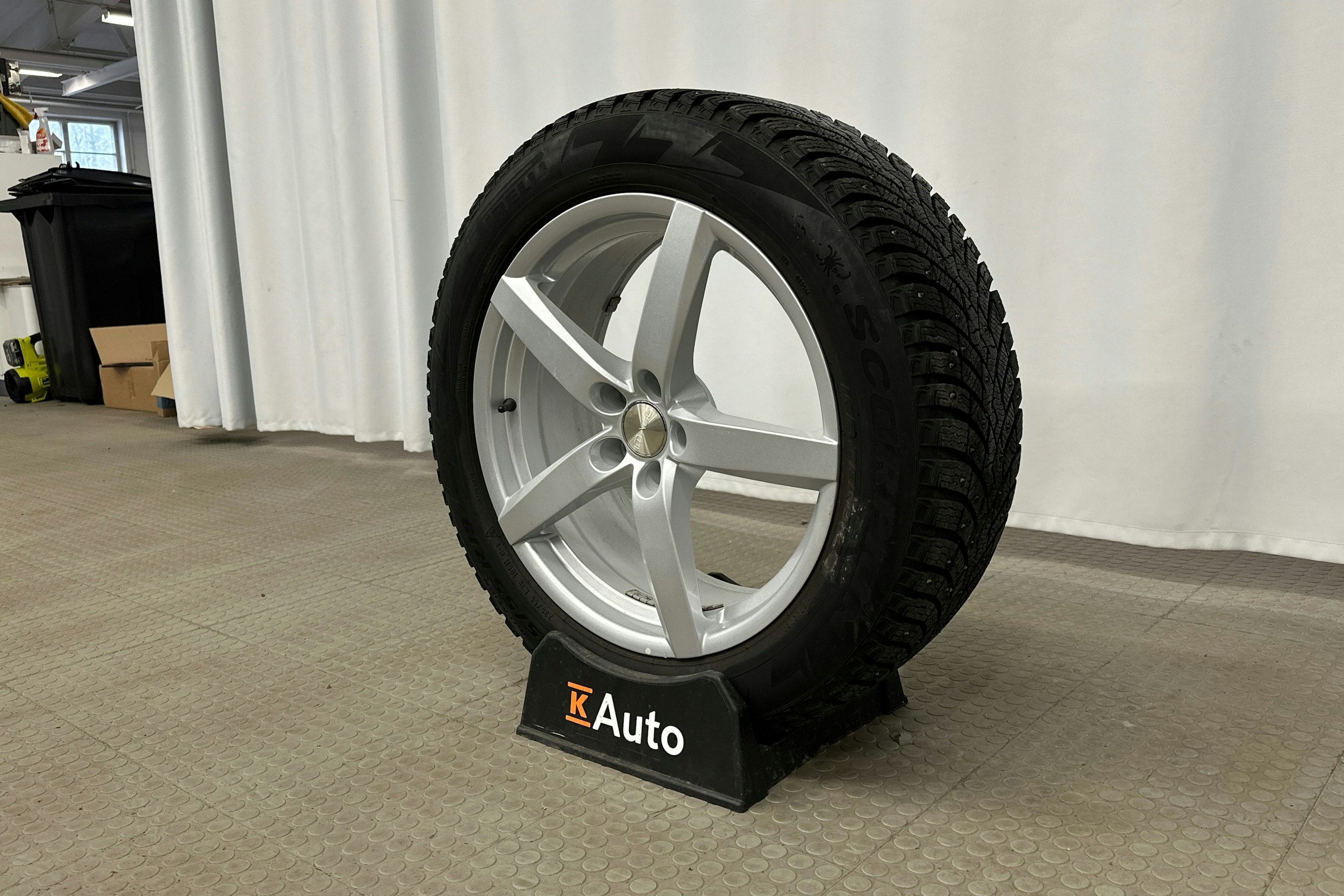 harmaa Skoda Enyaq 2022 kuva 13.
