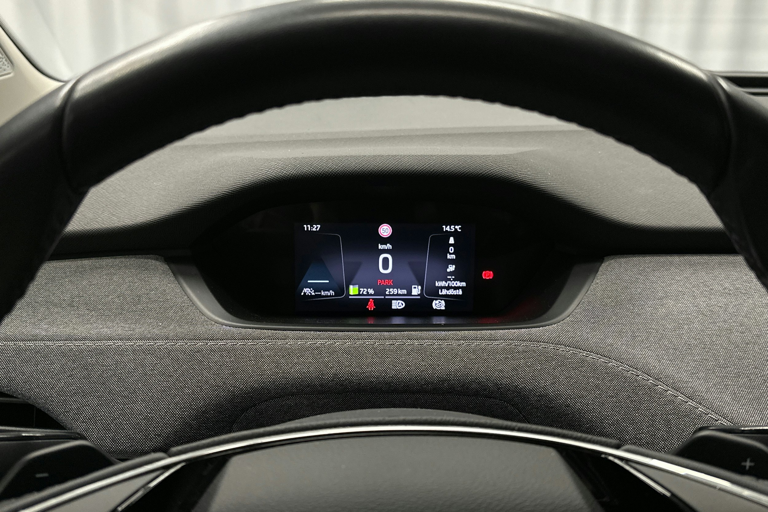 harmaa Skoda Enyaq 2022 kuva 16.