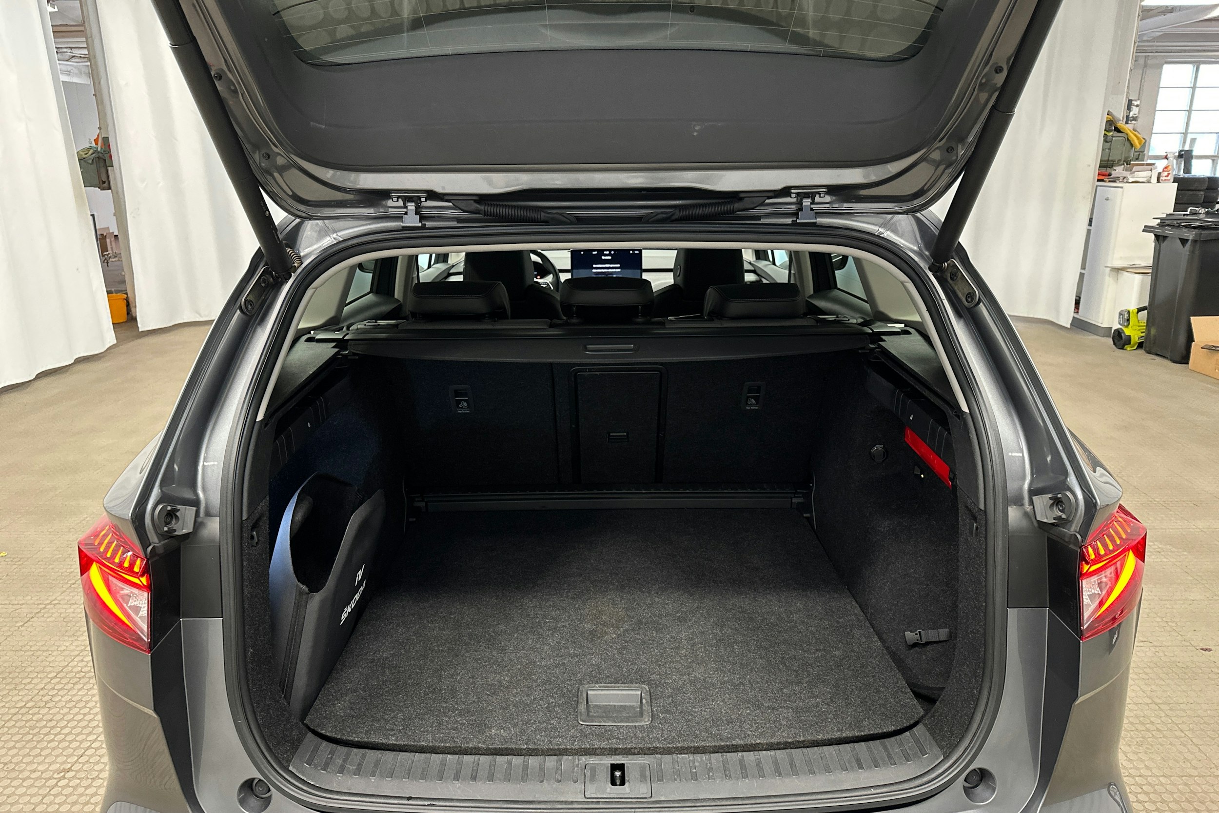 harmaa Skoda Enyaq 2022 kuva 24.