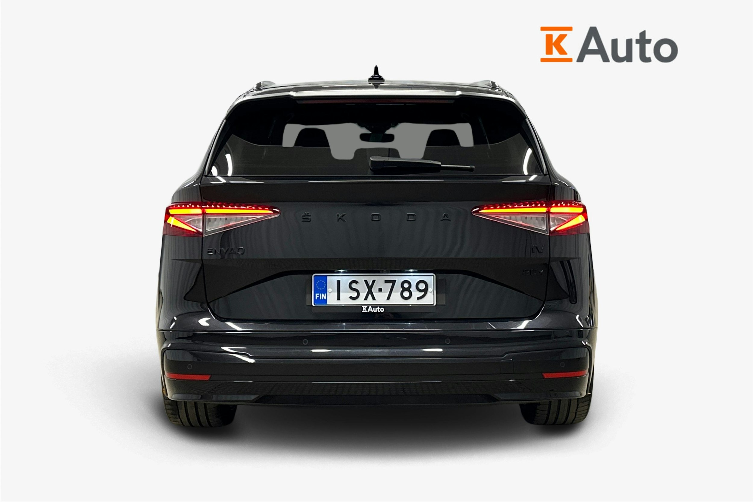 musta Skoda Enyaq 2022 kuva 3.