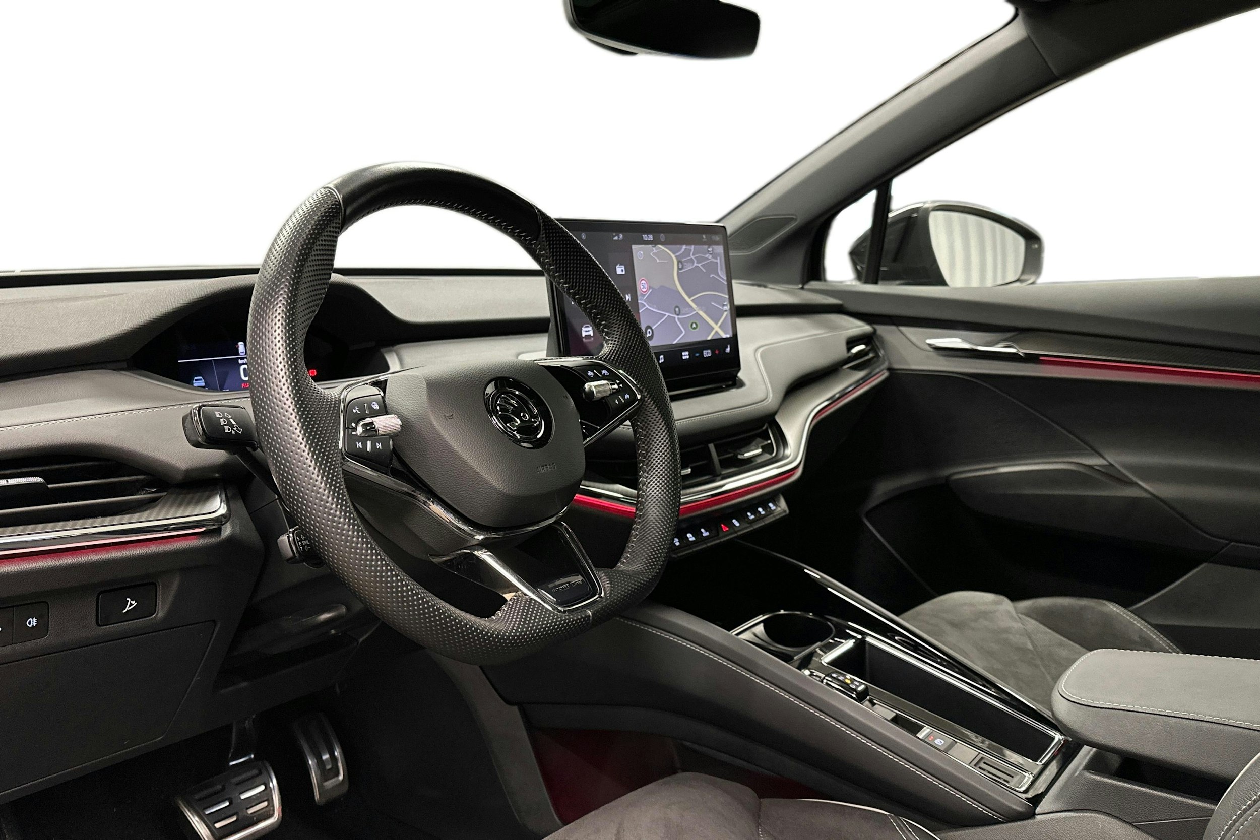 musta Skoda Enyaq 2022 kuva 7.