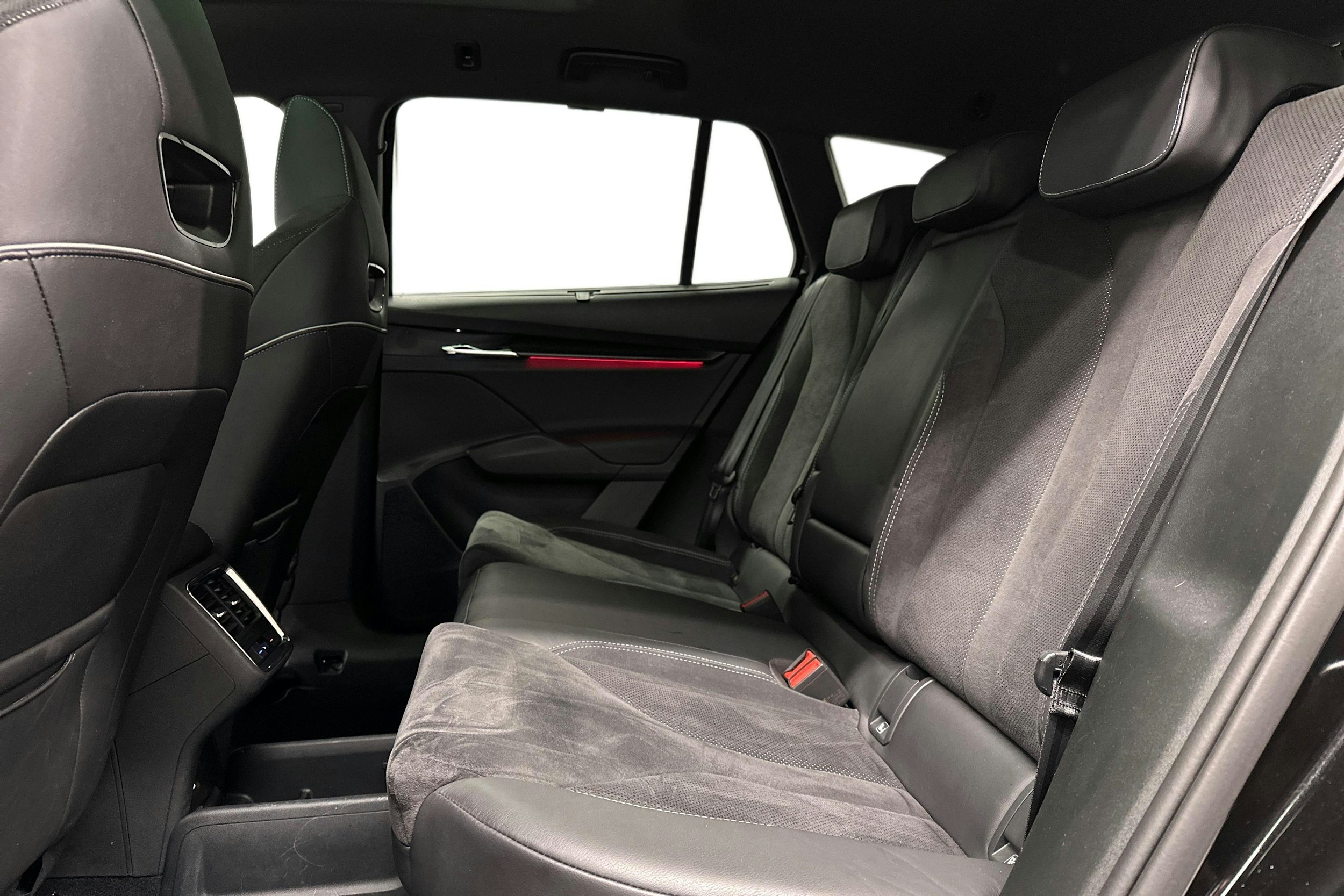 musta Skoda Enyaq 2022 kuva 10.