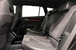 musta Skoda Enyaq 2022 kuva 10.