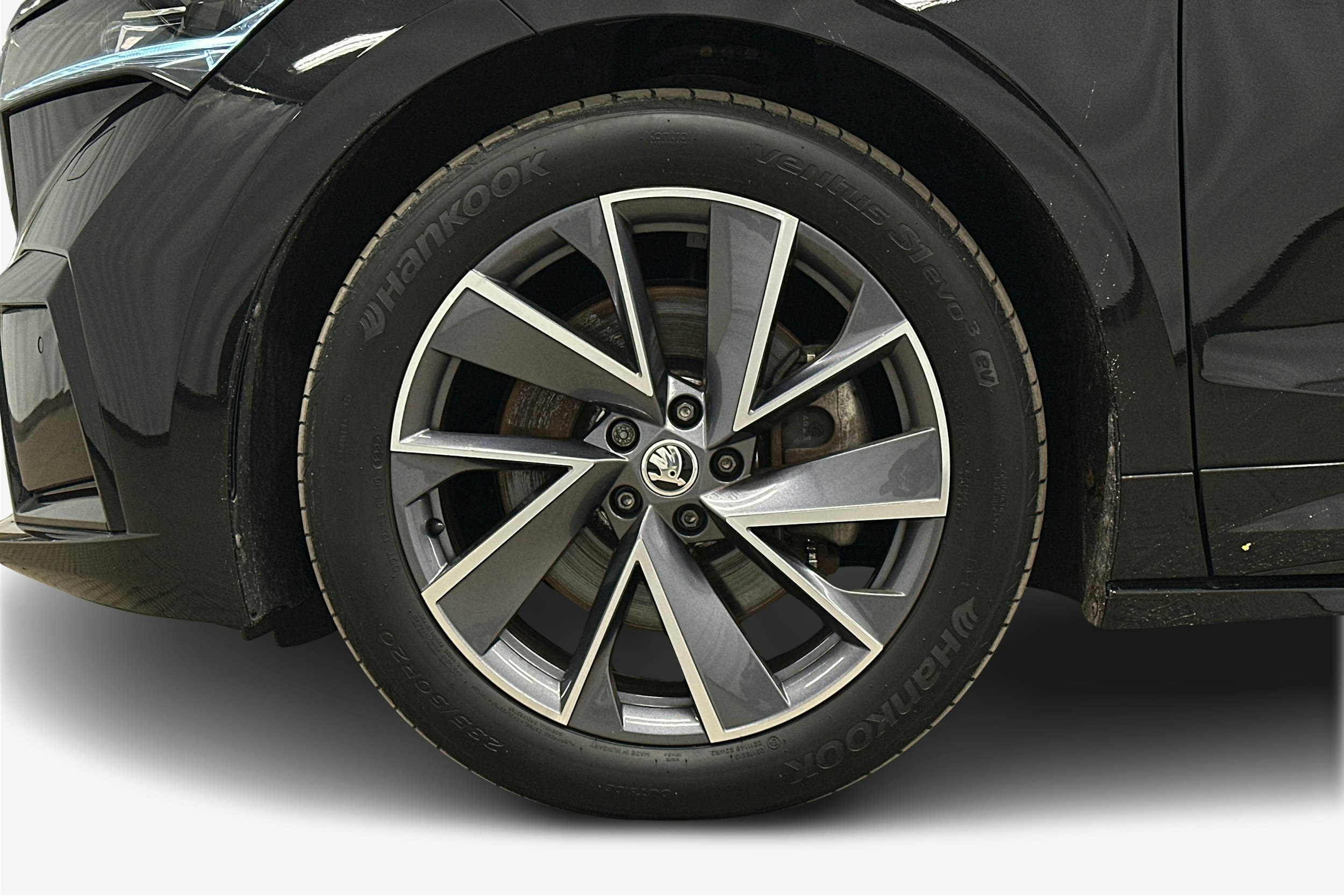 musta Skoda Enyaq 2022 kuva 11.