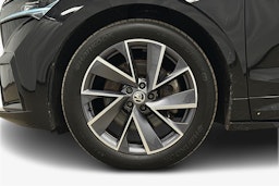 musta Skoda Enyaq 2022 kuva 11.