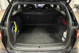 musta Skoda Enyaq 2022 kuva 14.