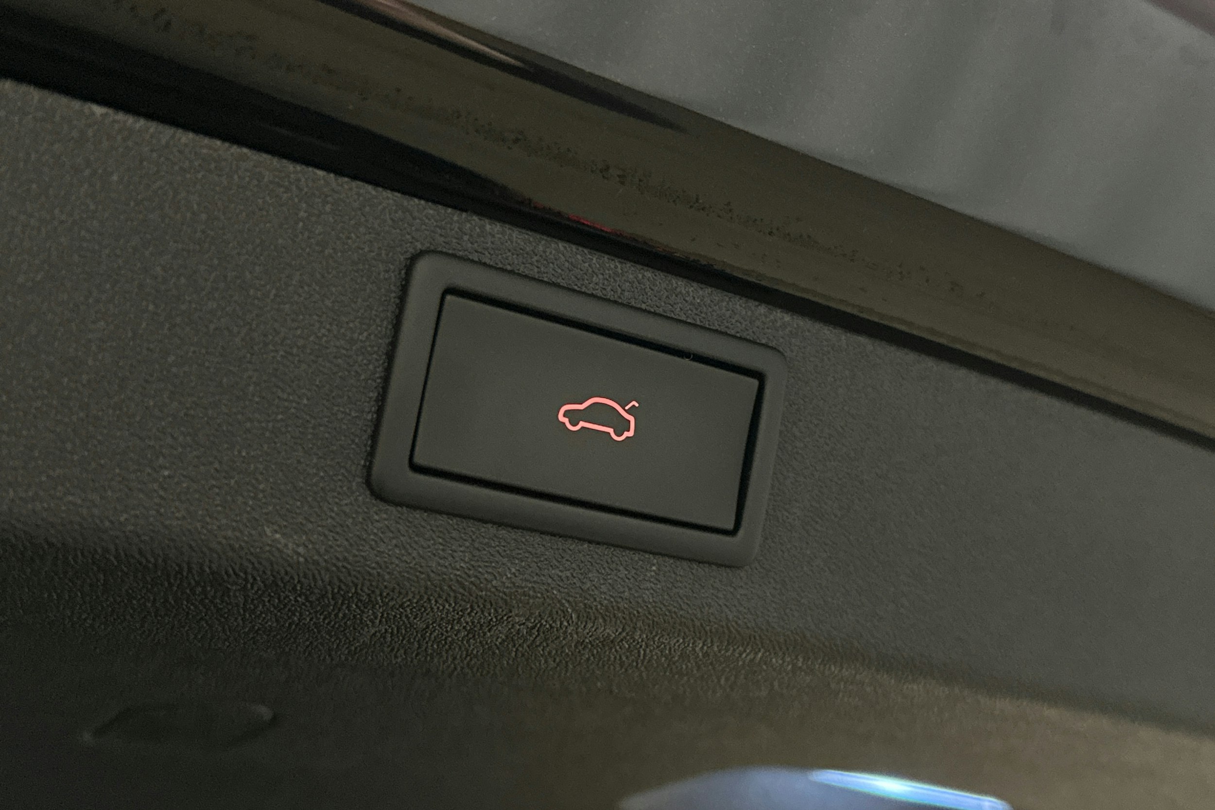 musta Skoda Enyaq 2022 kuva 15.