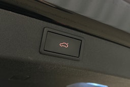 musta Skoda Enyaq 2022 kuva 15.