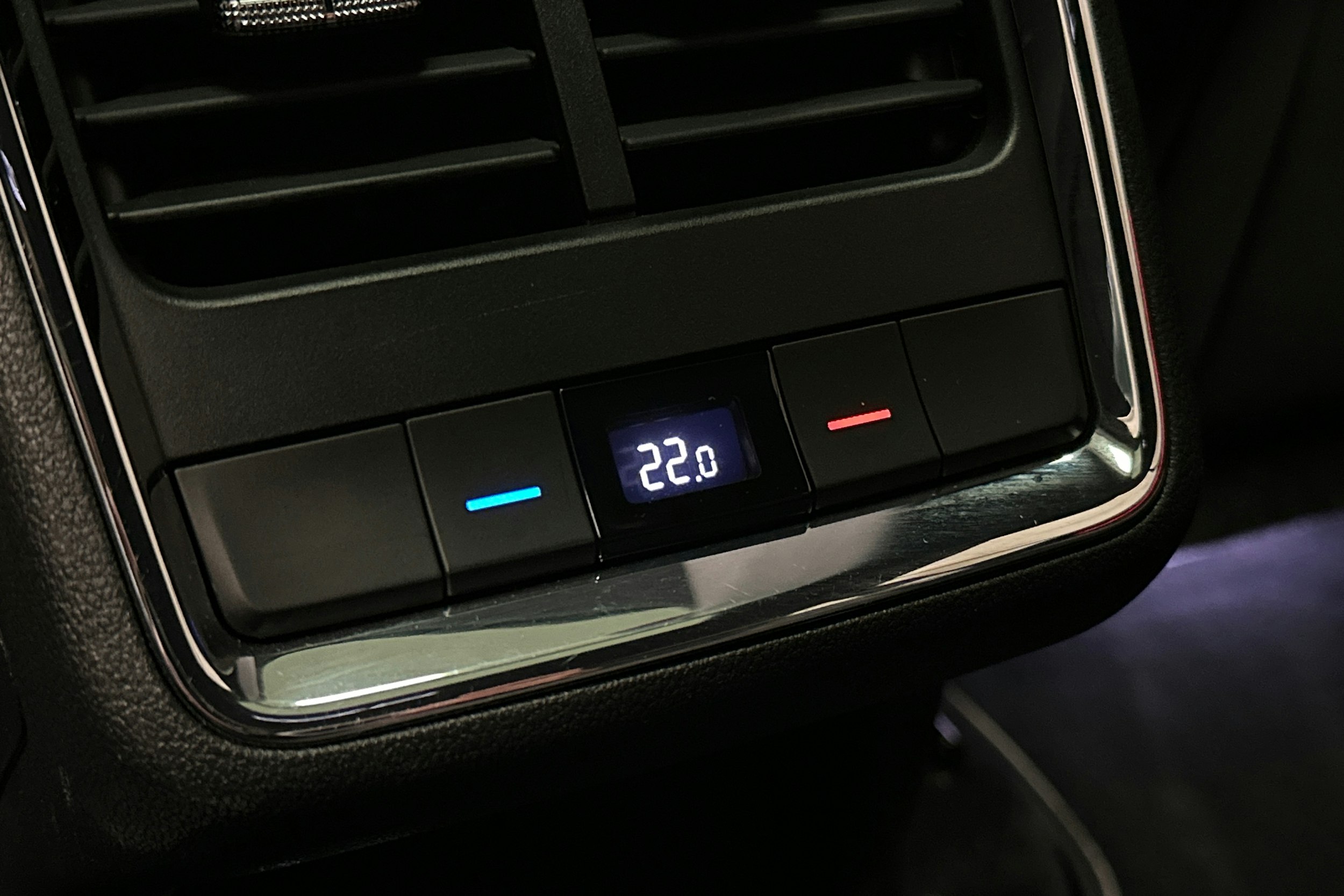 musta Skoda Enyaq 2022 kuva 17.