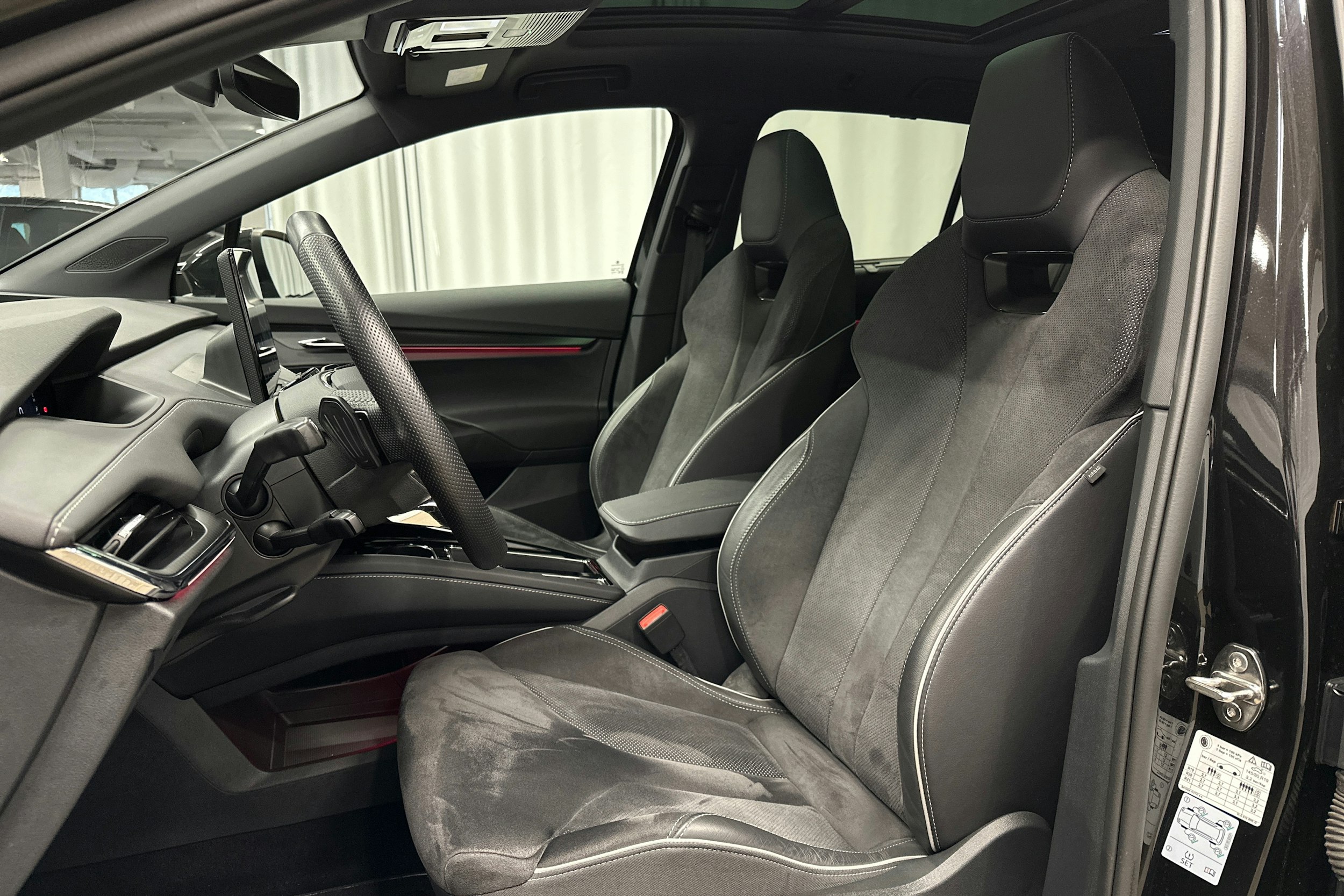 musta Skoda Enyaq 2022 kuva 18.