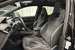 musta Skoda Enyaq 2022 kuva 18.