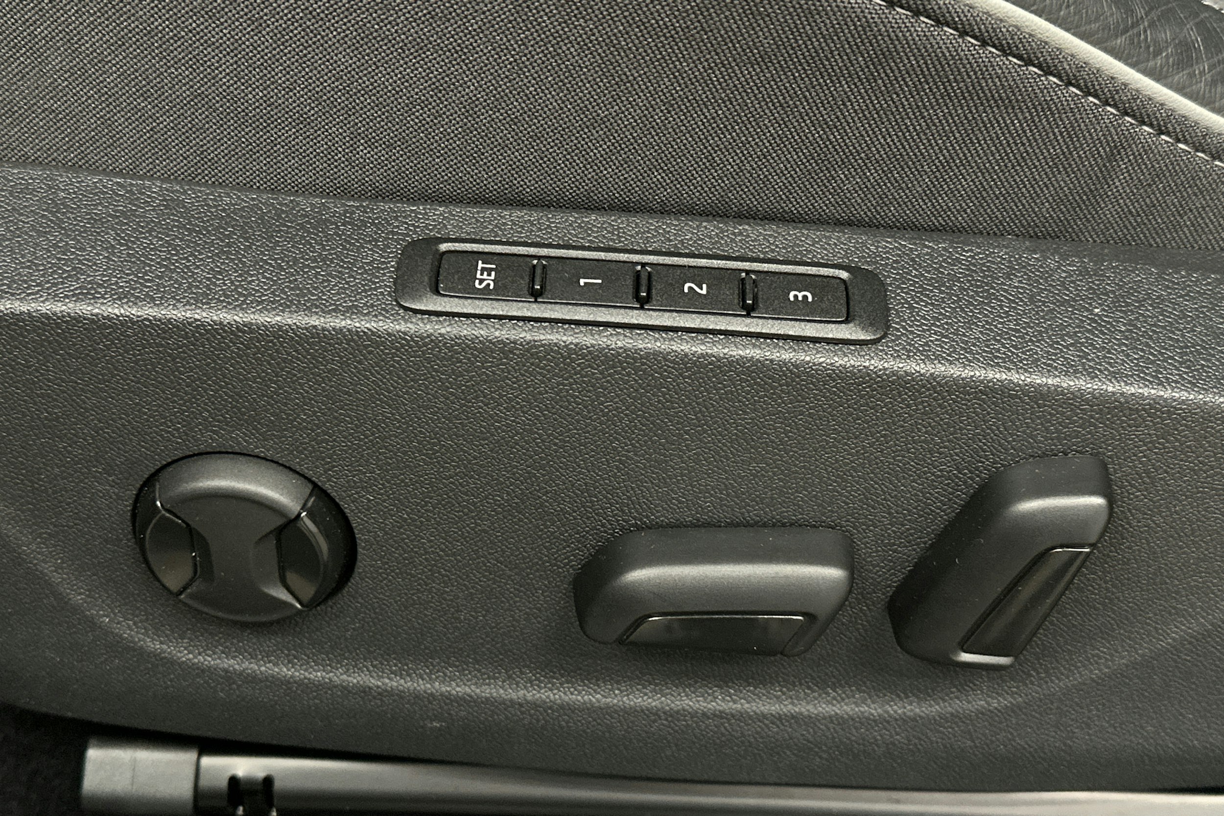 musta Skoda Enyaq 2022 kuva 19.