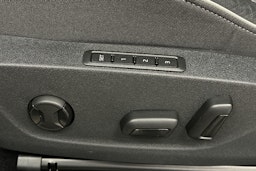 musta Skoda Enyaq 2022 kuva 19.