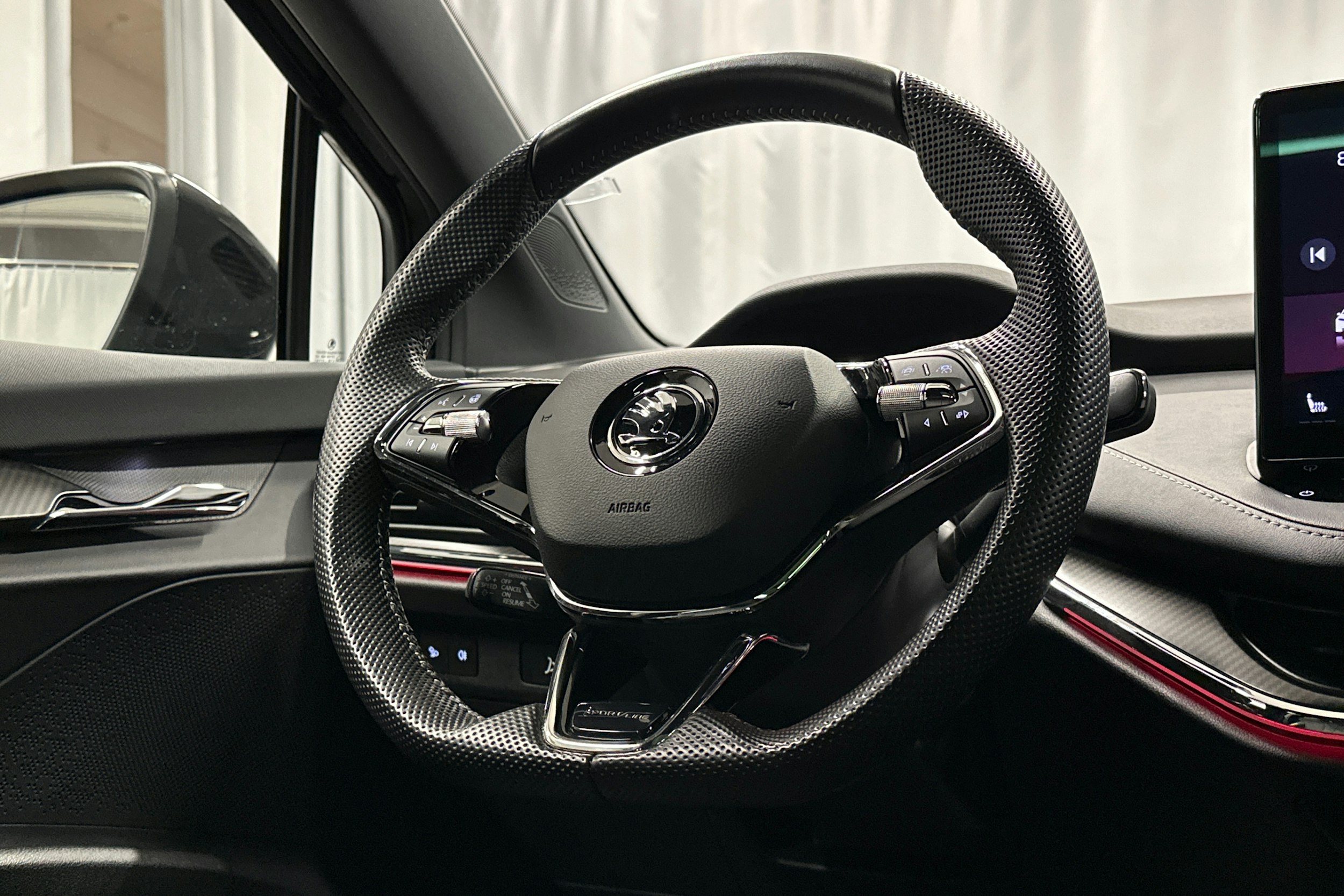 musta Skoda Enyaq 2022 kuva 20.