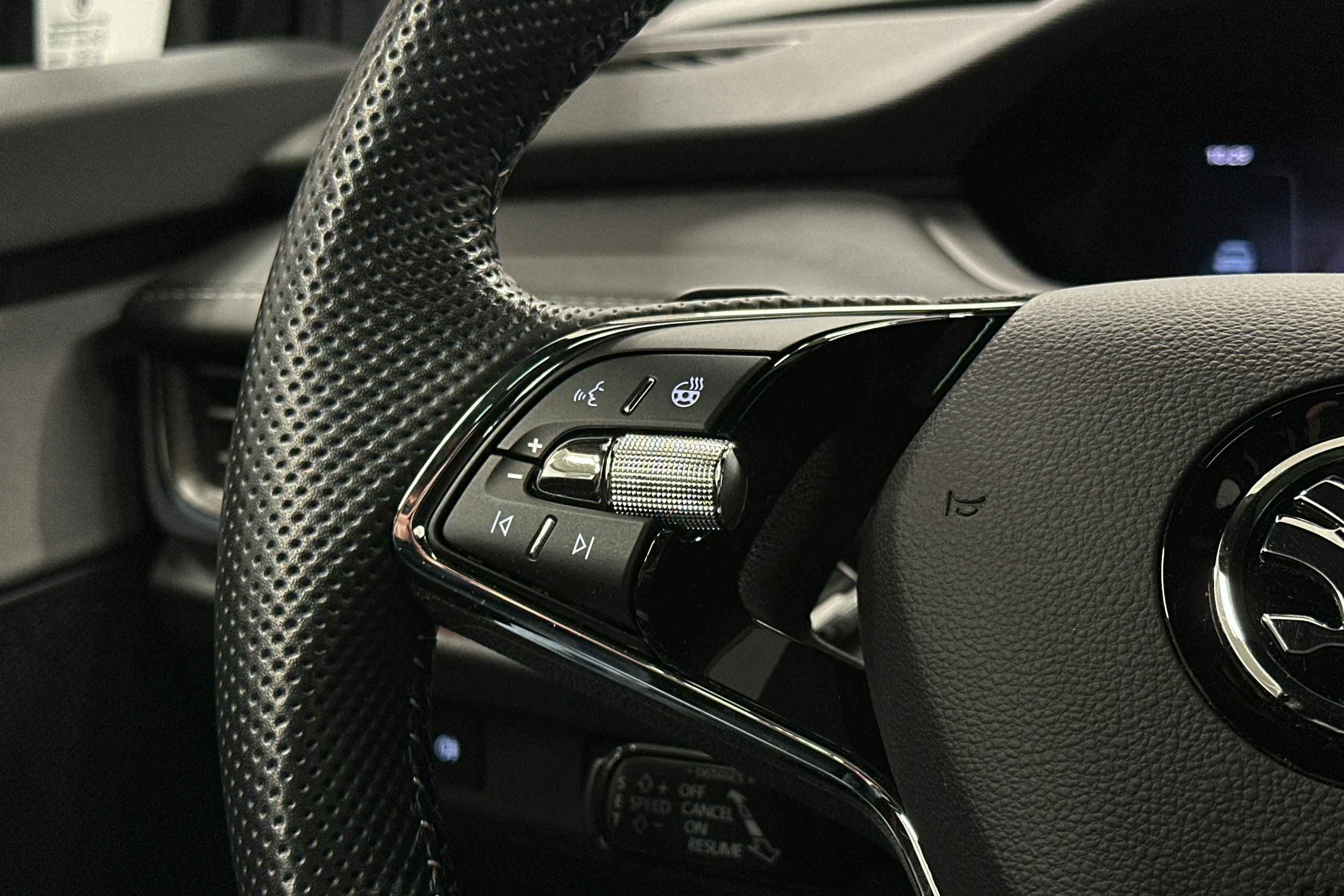 musta Skoda Enyaq 2022 kuva 21.