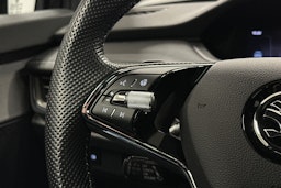 musta Skoda Enyaq 2022 kuva 21.