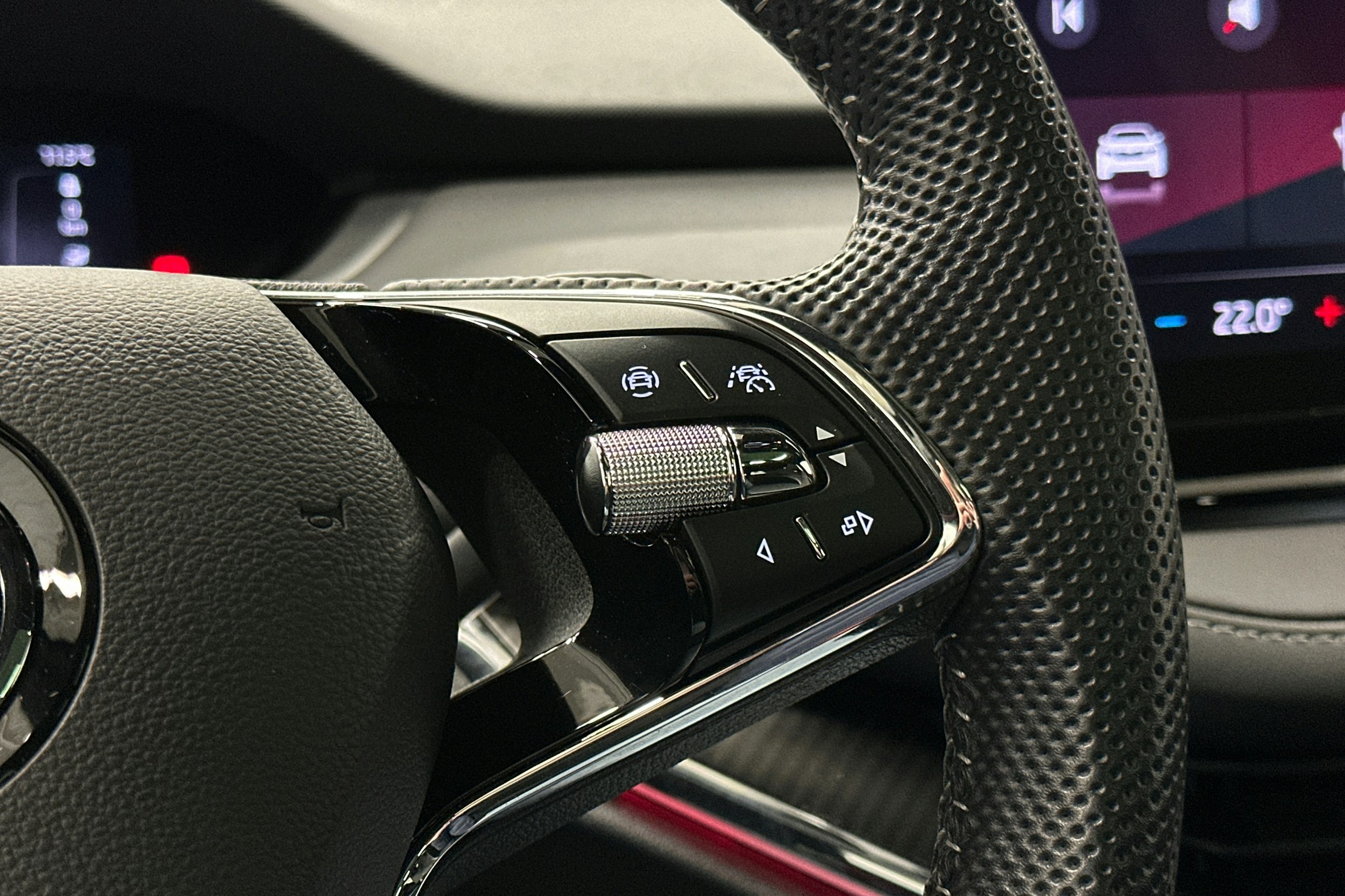 musta Skoda Enyaq 2022 kuva 22.