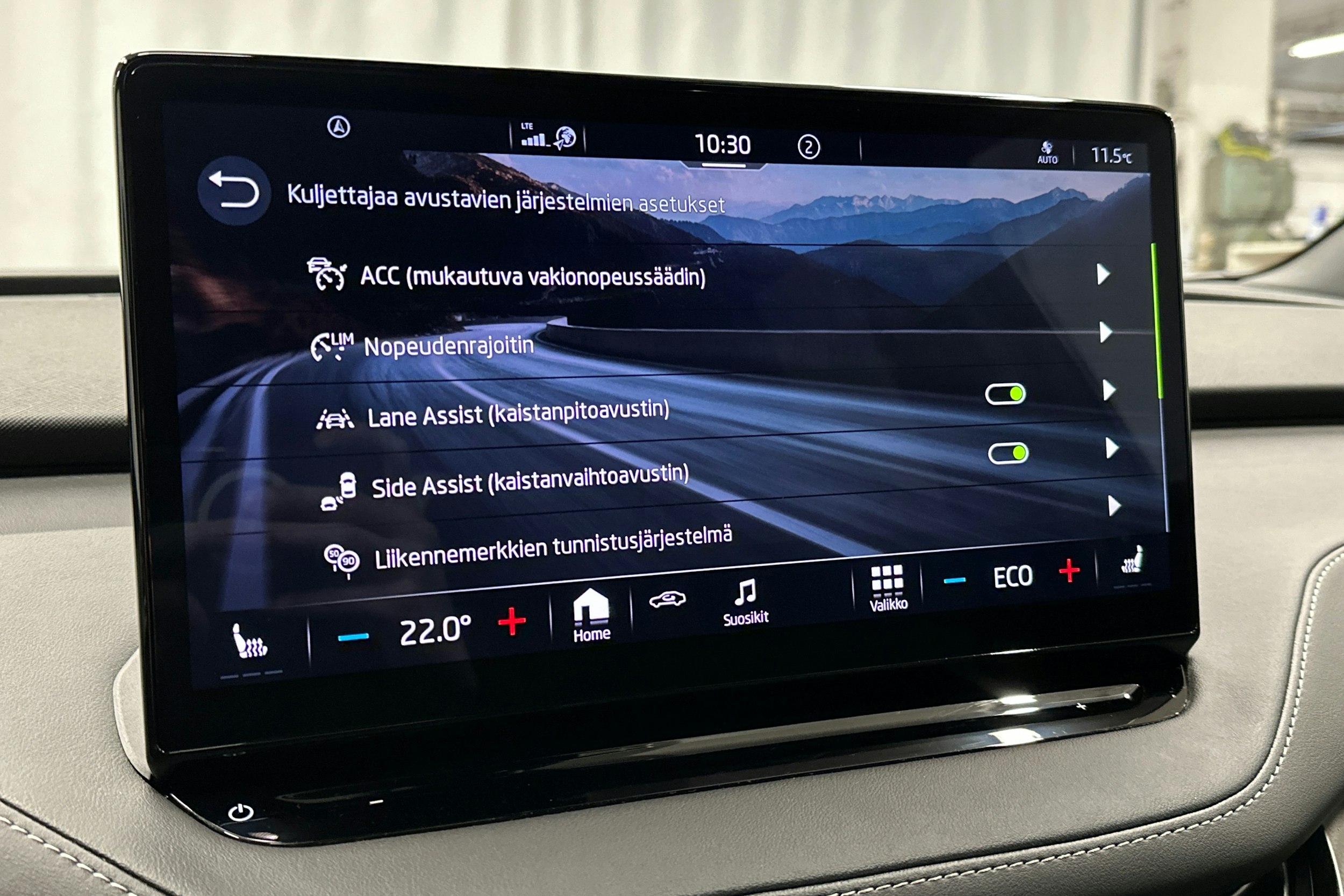 musta Skoda Enyaq 2022 kuva 24.