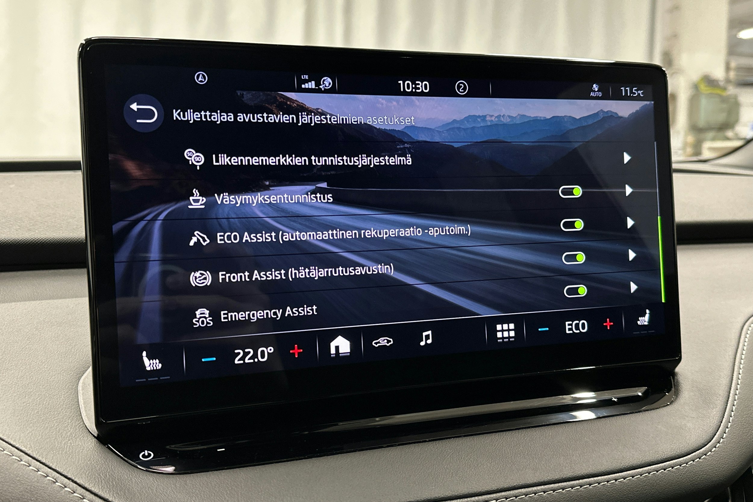 musta Skoda Enyaq 2022 kuva 25.