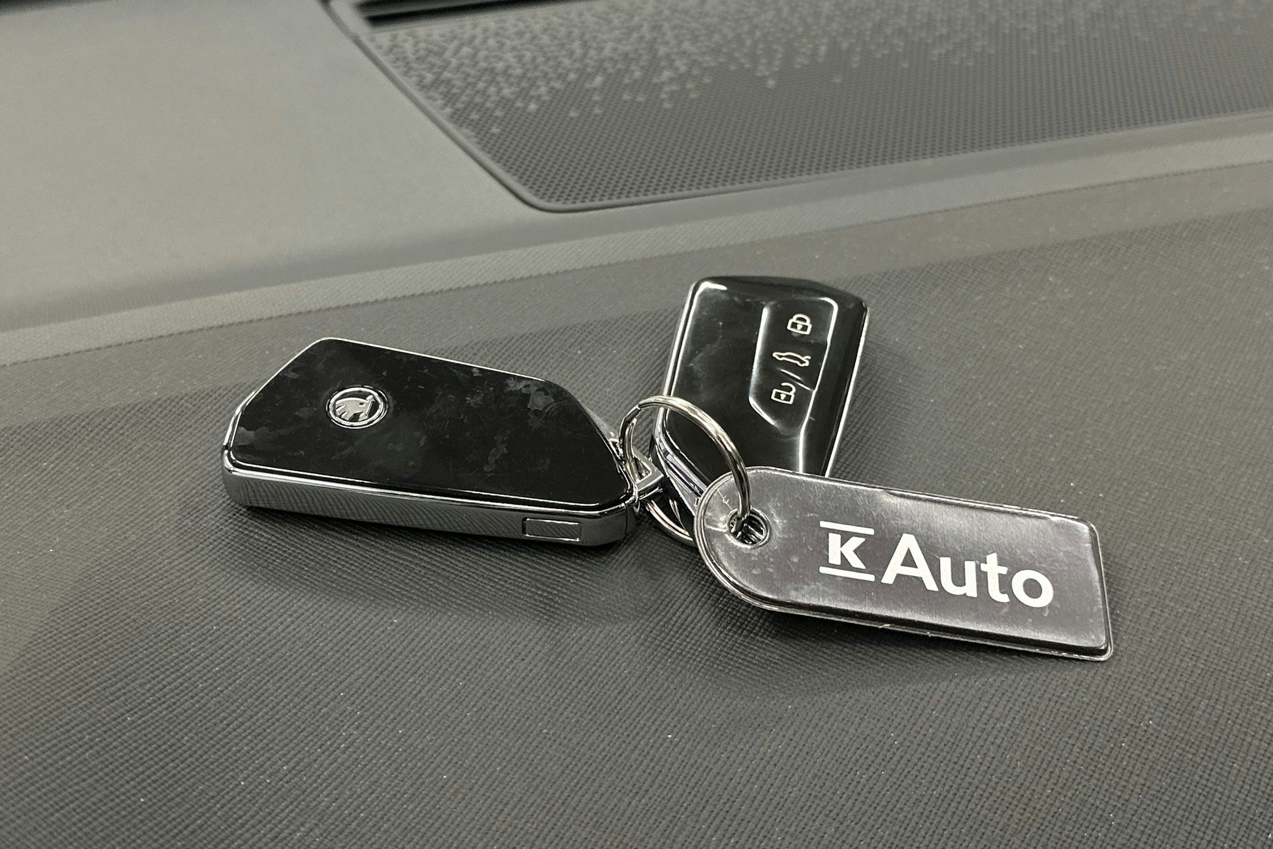 musta Skoda Enyaq 2022 kuva 33.