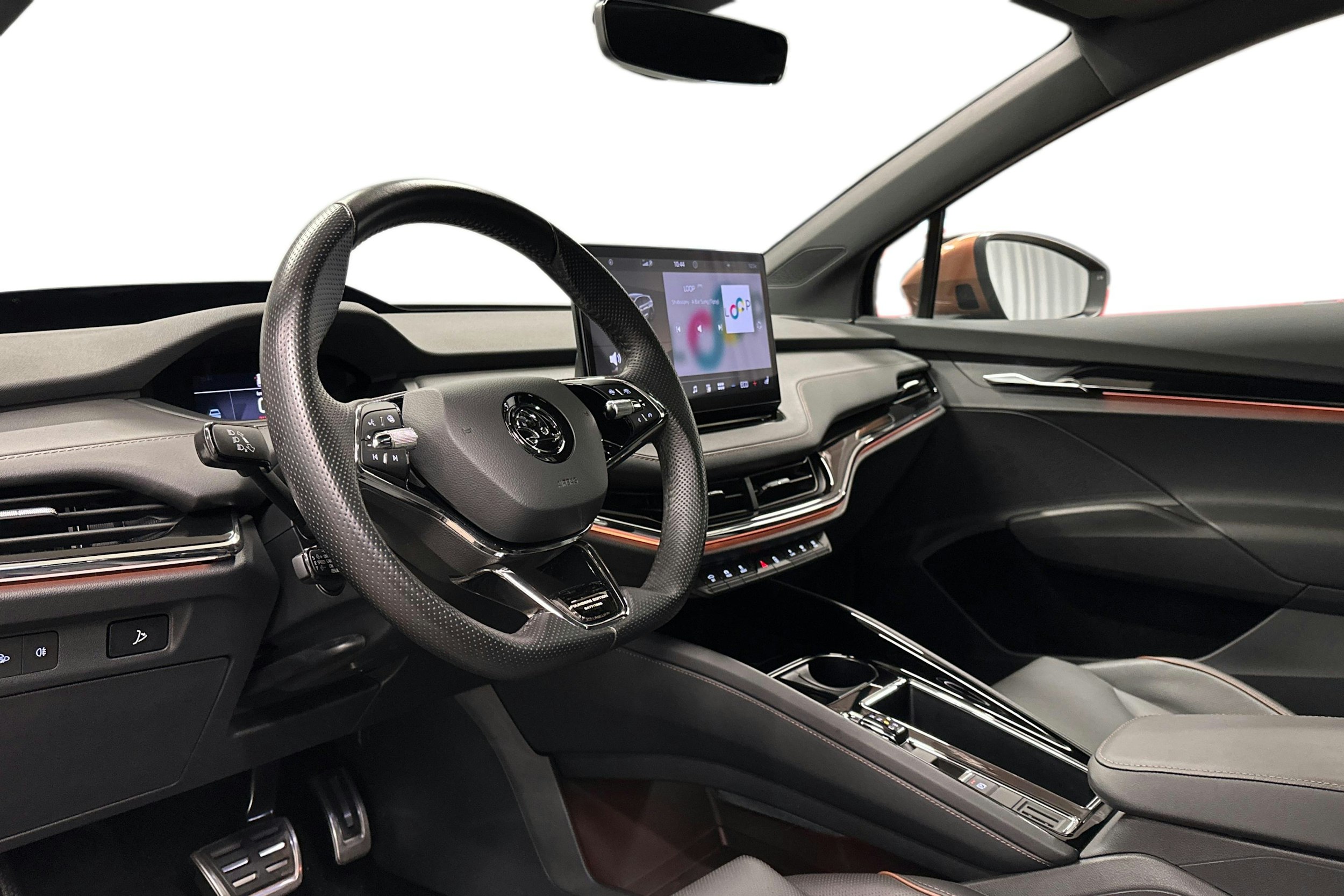 musta Skoda Enyaq 2022 kuva 7.