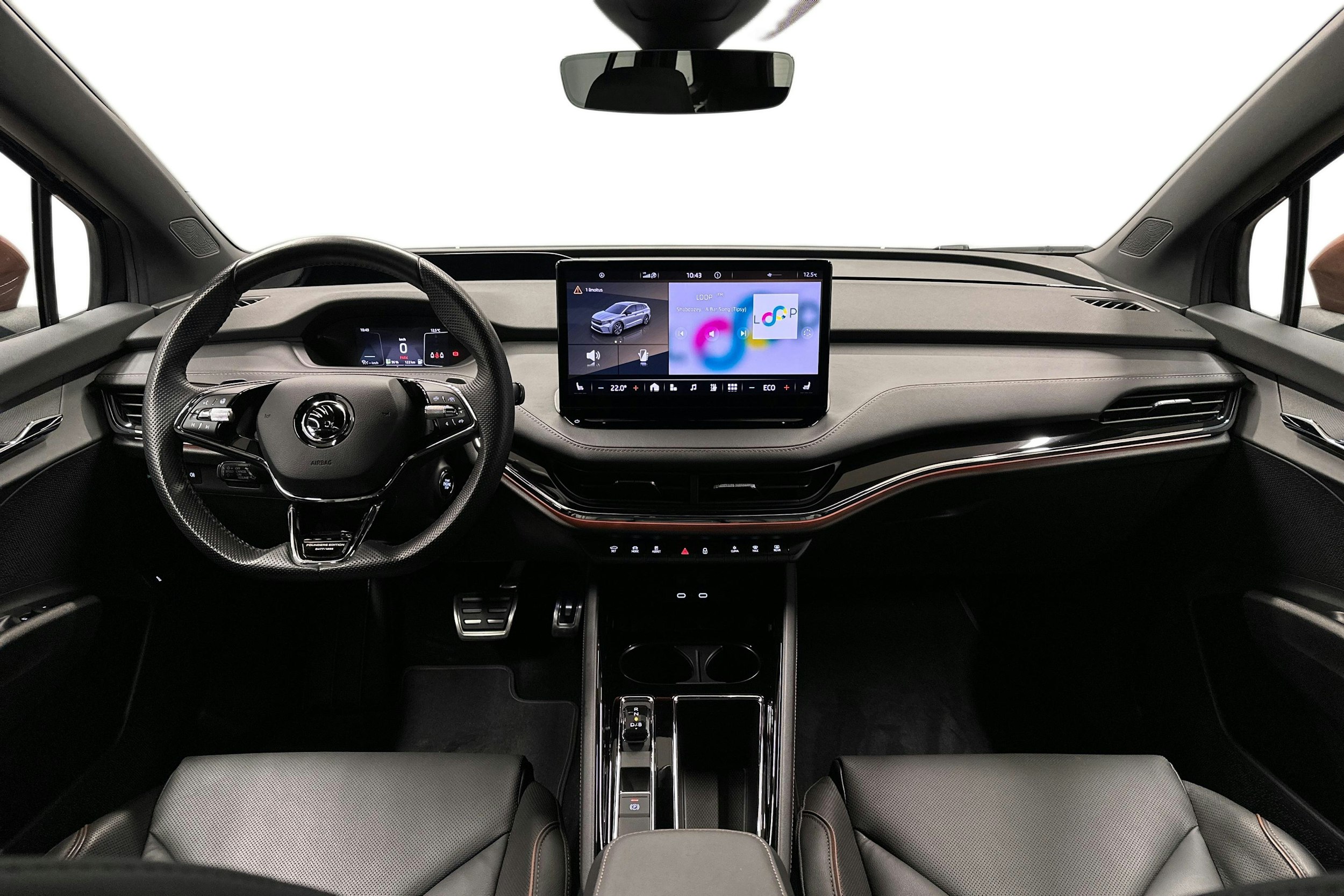 musta Skoda Enyaq 2022 kuva 9.