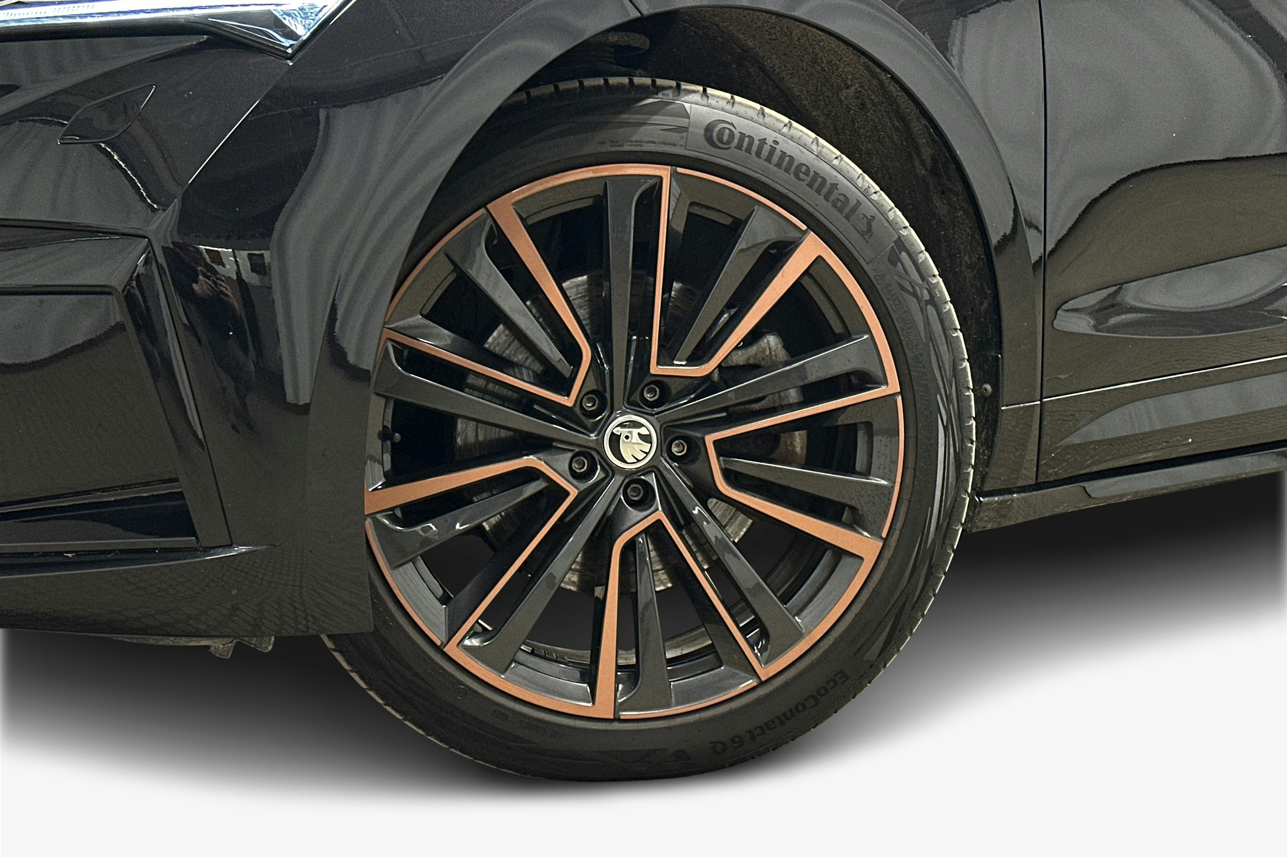 musta Skoda Enyaq 2022 kuva 11.