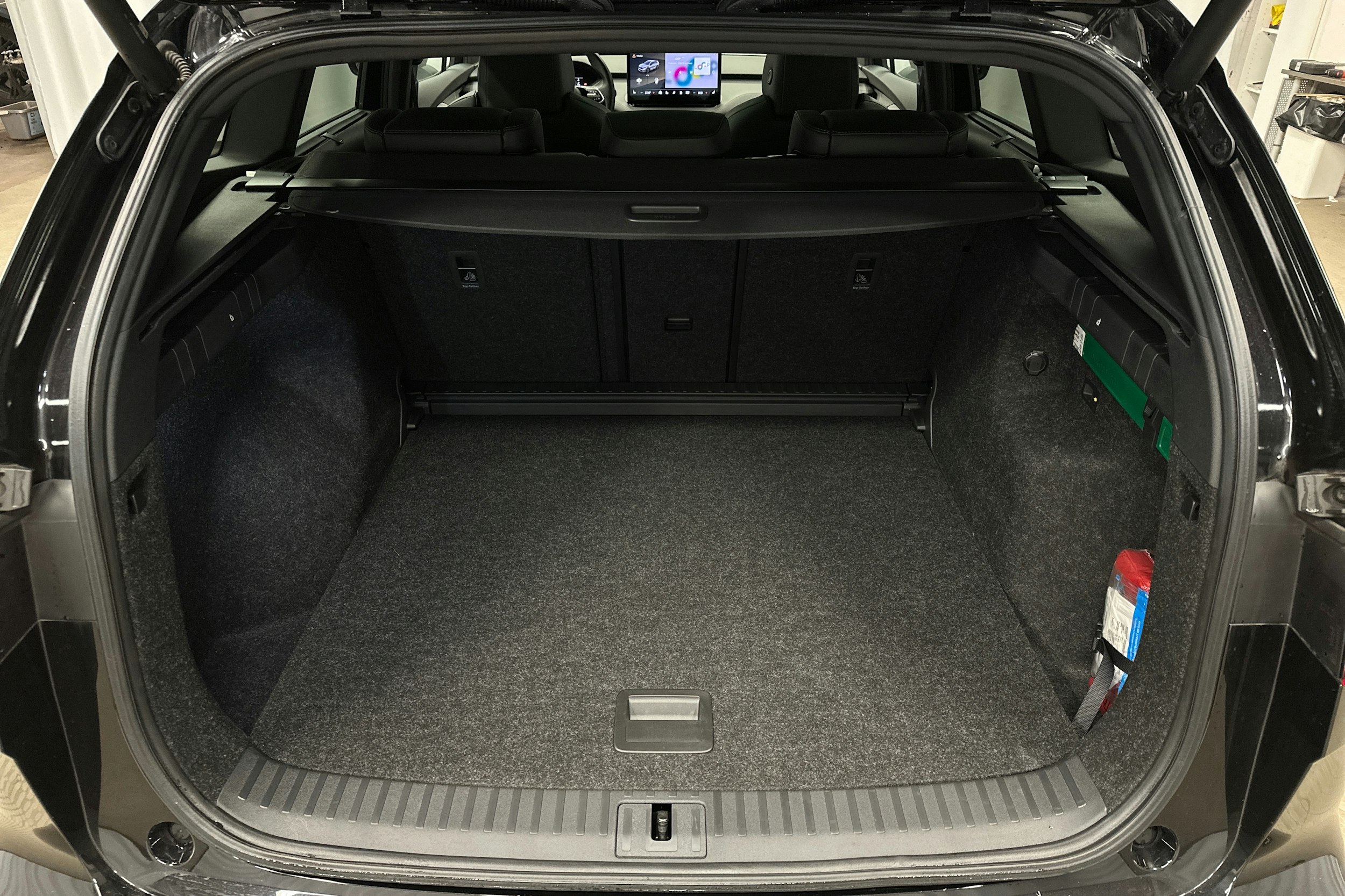 musta Skoda Enyaq 2022 kuva 14.